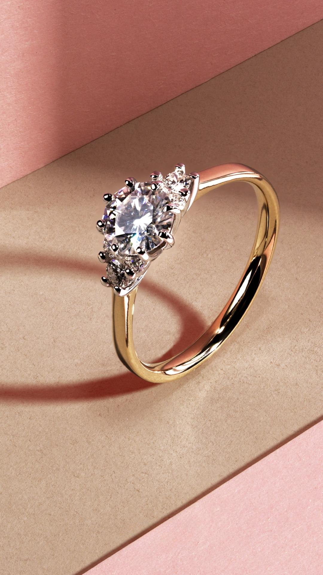 Pierscionek zareczynowy z diament 098 ct z zolte zloto lilly na palcu