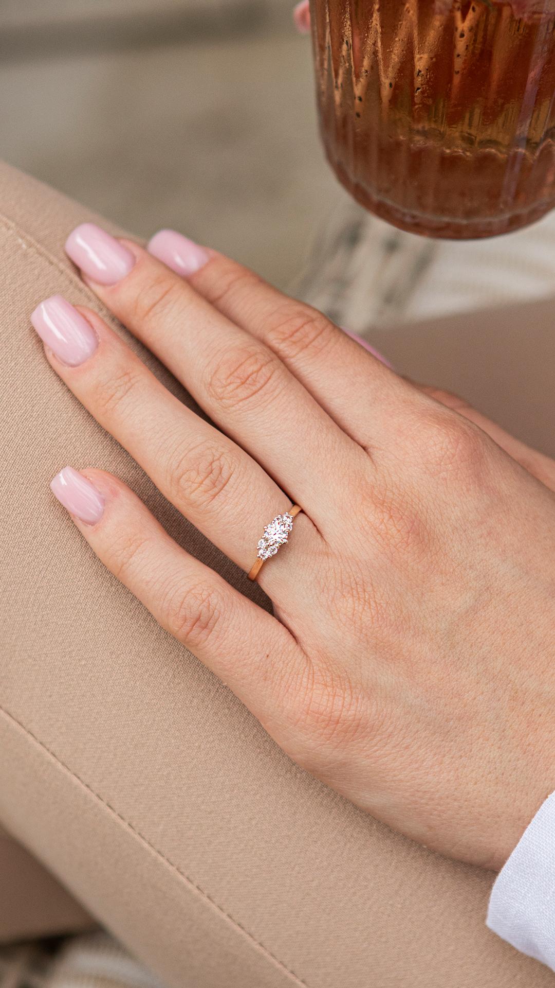 Pierscionek zareczynowy z diamentem 068 CT z zoltego zlota my lilly na palcu 12