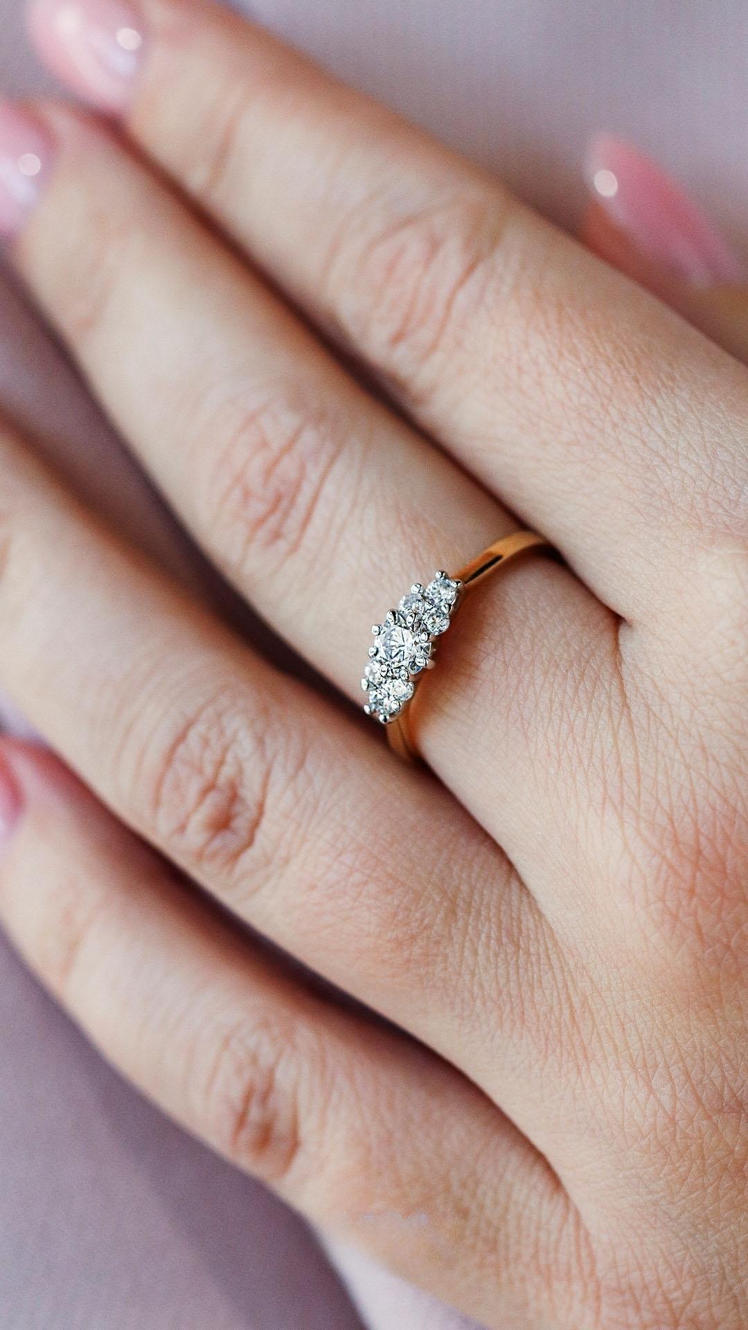 Pierscionek zareczynowy z szafir bialy 043 ct z zolte zloto lilly na palcu 02