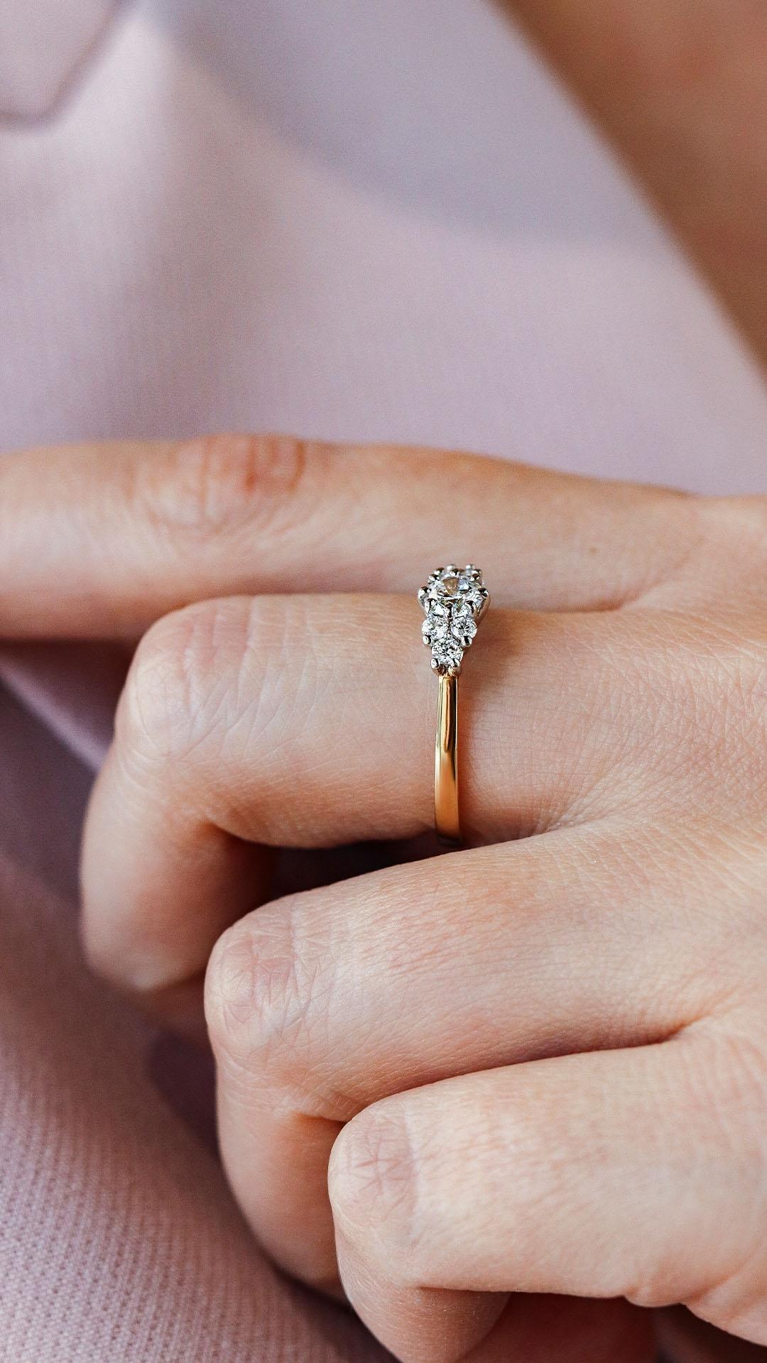 Pierscionek zareczynowy z szafir bialy 043 ct z zolte zloto lilly na palcu 03