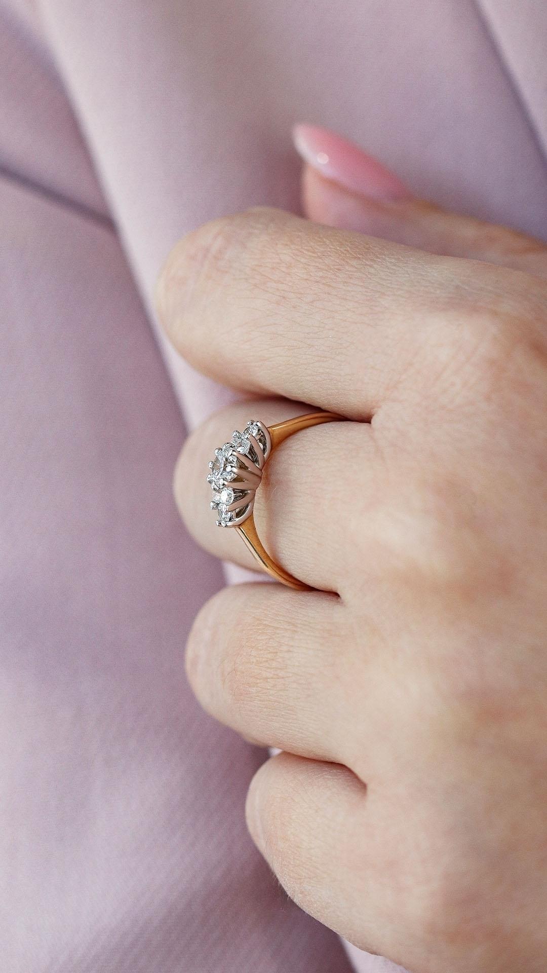 Pierscionek zareczynowy z szafir bialy 043 ct z zolte zloto lilly na palcu 04