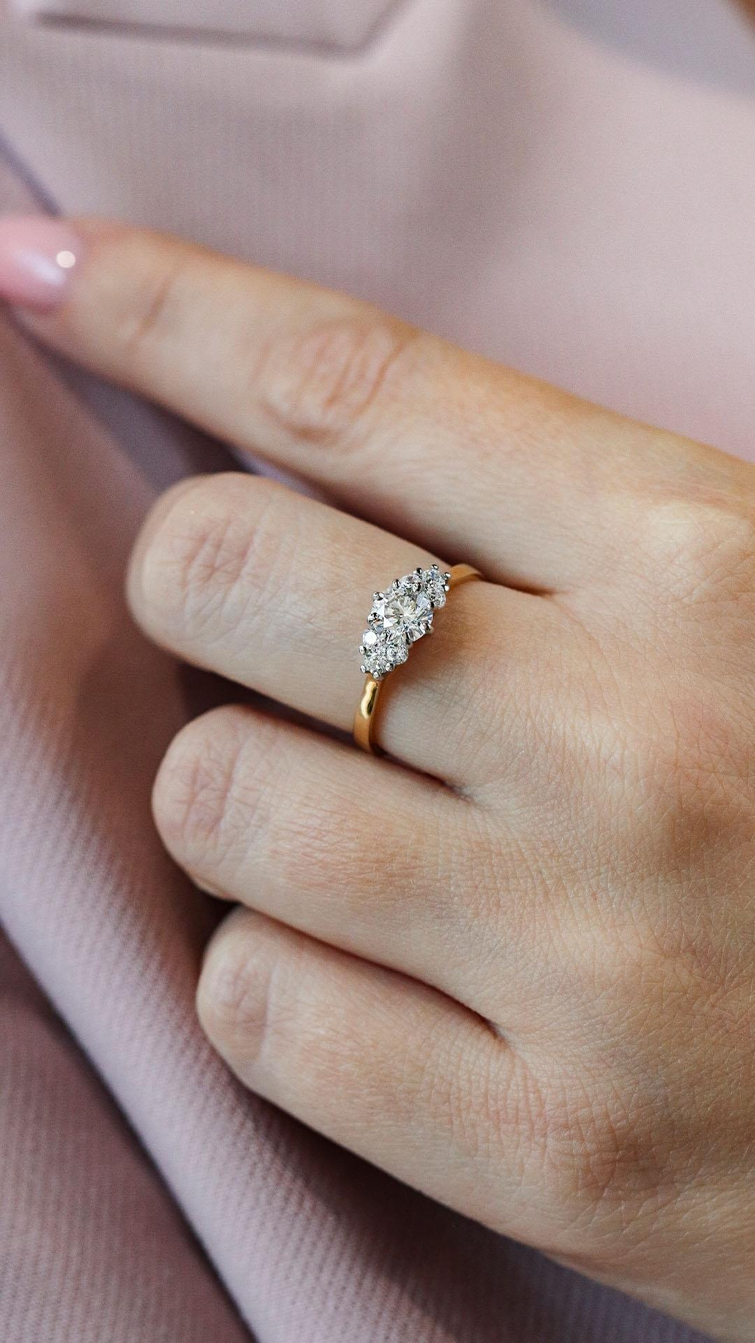 Pierscionek zareczynowy z szafir bialy 068 ct z zolte zloto lilly na palcu 02