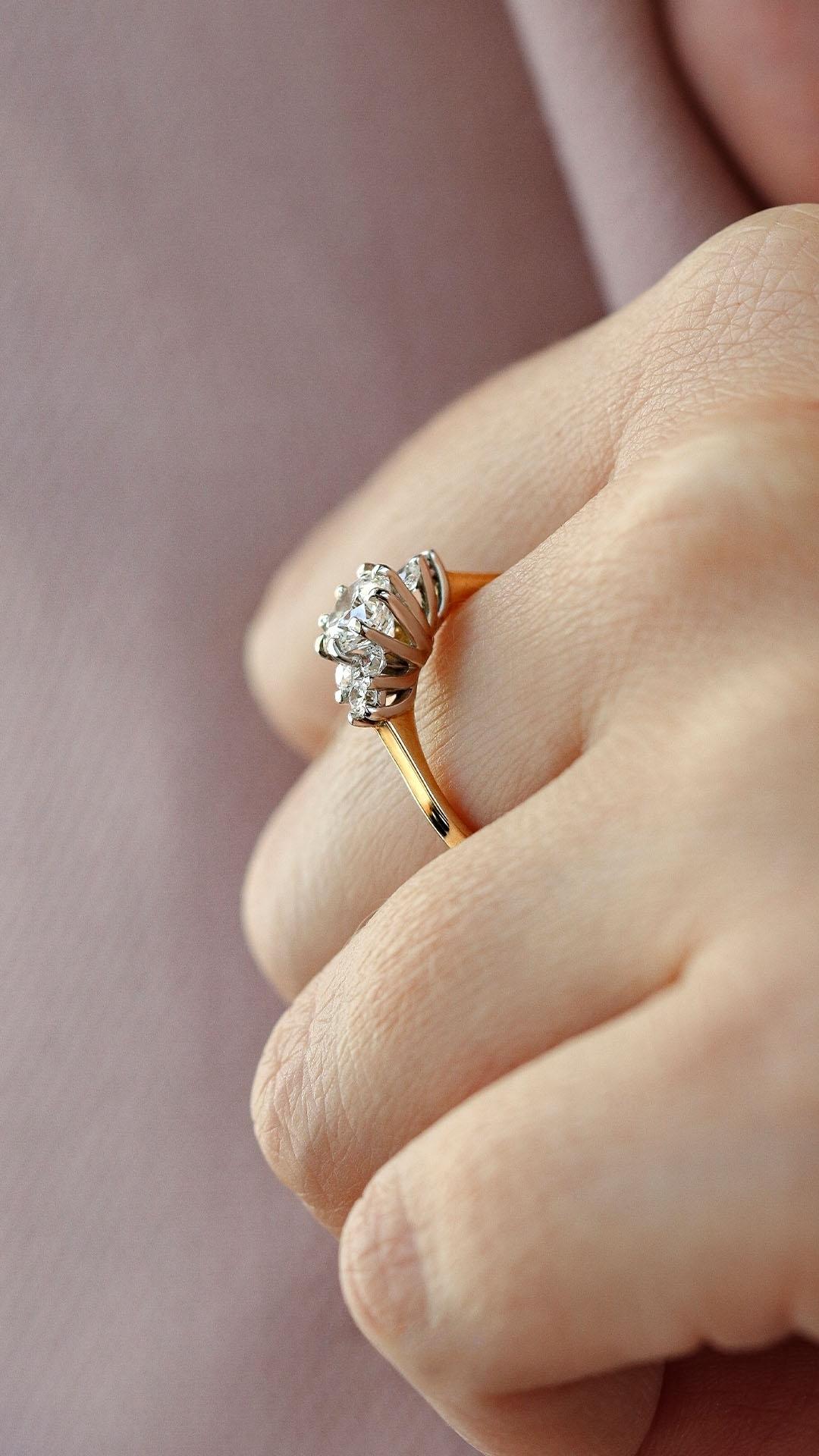 Pierscionek zareczynowy z szafir bialy 068 ct z zolte zloto lilly na palcu 03