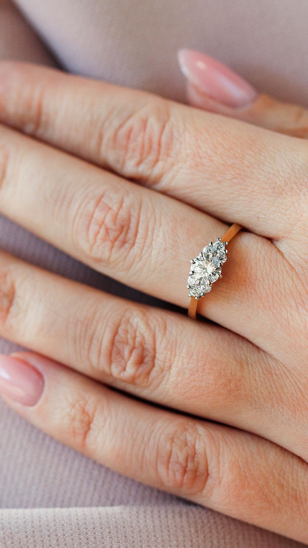 Pierscionek zareczynowy z szafir bialy 068 ct z zolte zloto lilly na palcu 04