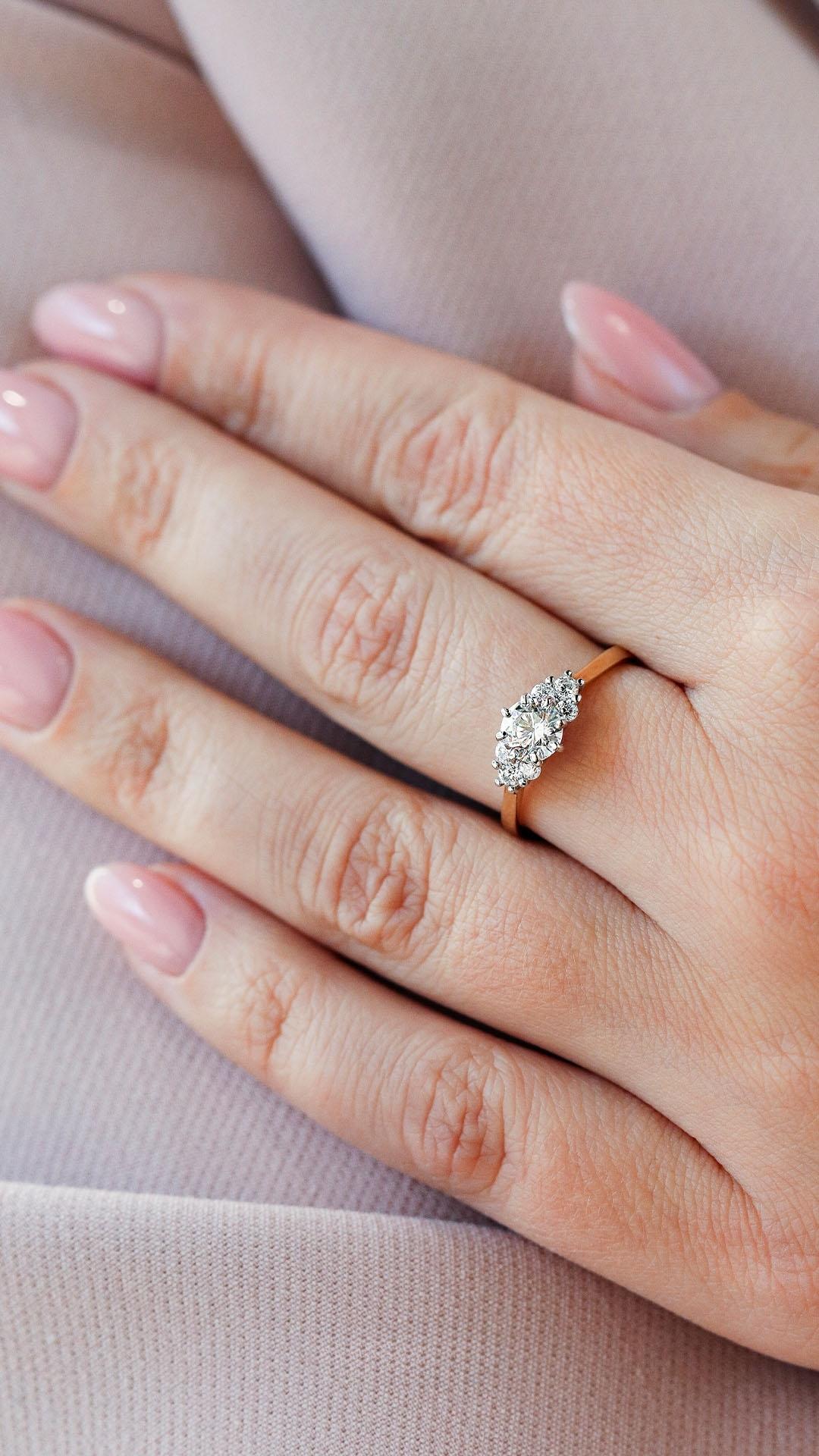 Pierscionek zareczynowy z szafir bialy 068 ct z zolte zloto lilly na palcu 05