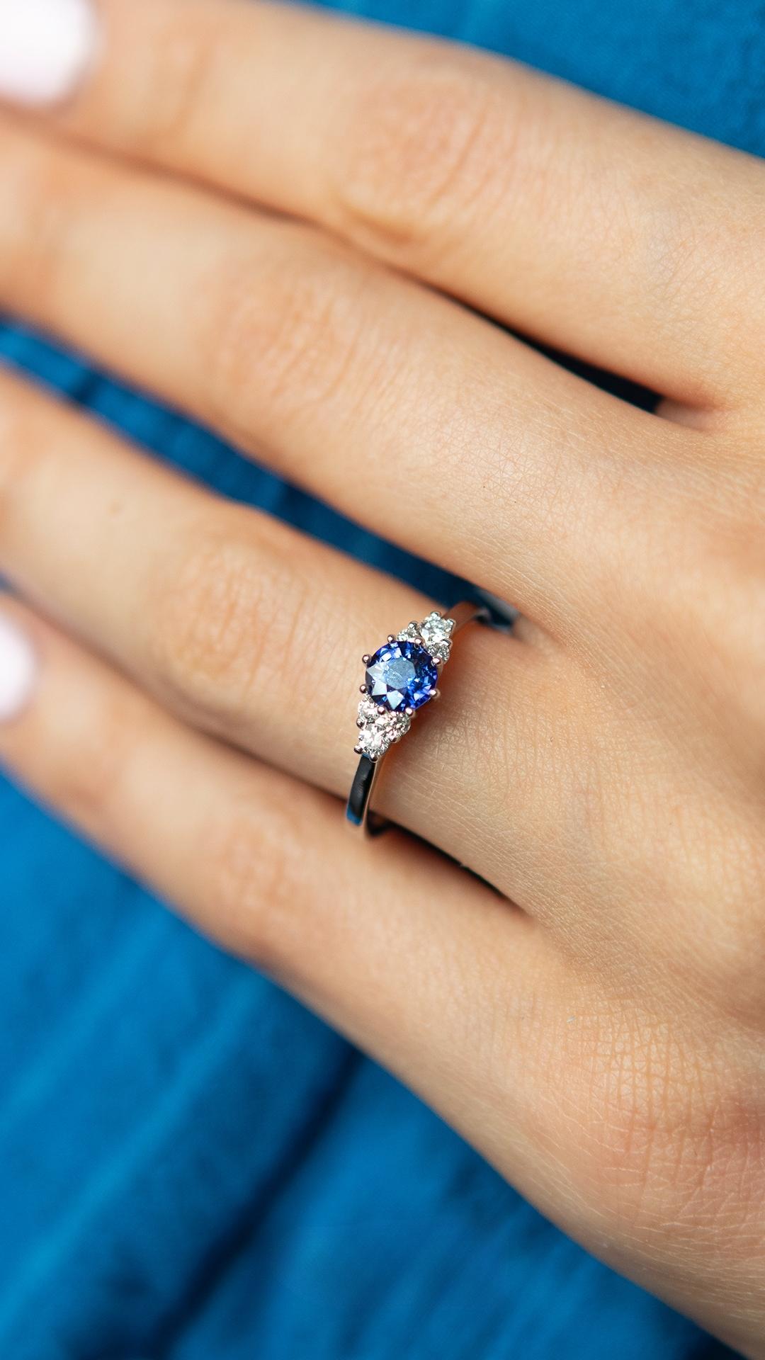 Pierscionek zareczynowy z szafir niebieski 068 ct z biale zloto lilly na palcu 02