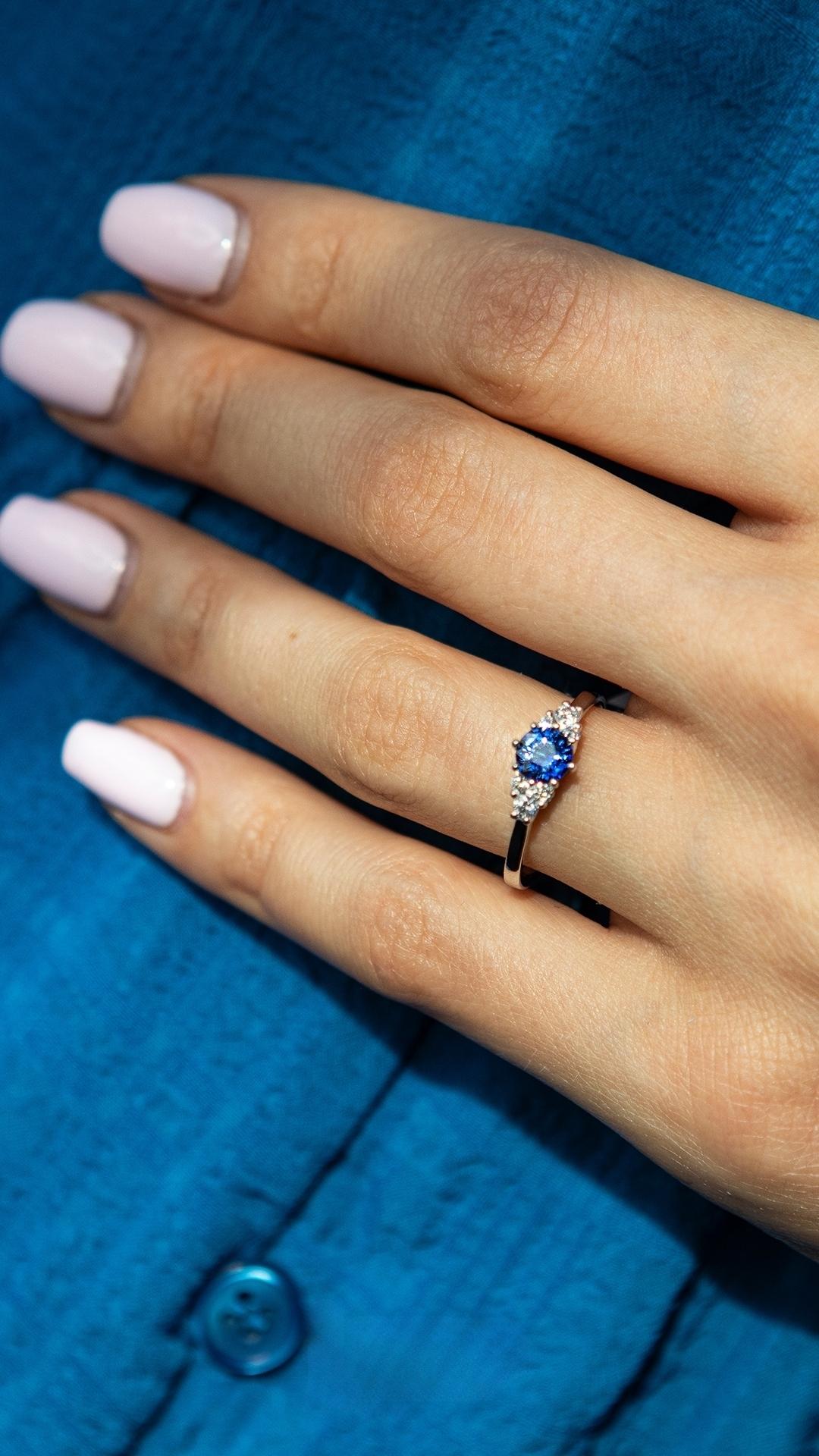 Pierscionek zareczynowy z szafir niebieski 068 ct z biale zloto lilly na palcu