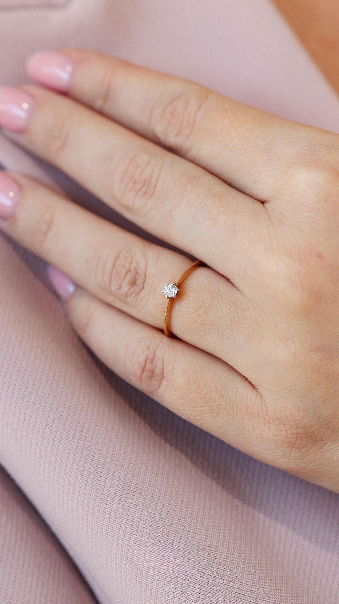 Pierscionek zareczynowy z diament 010 ct z zolte zloto love na palcu 02