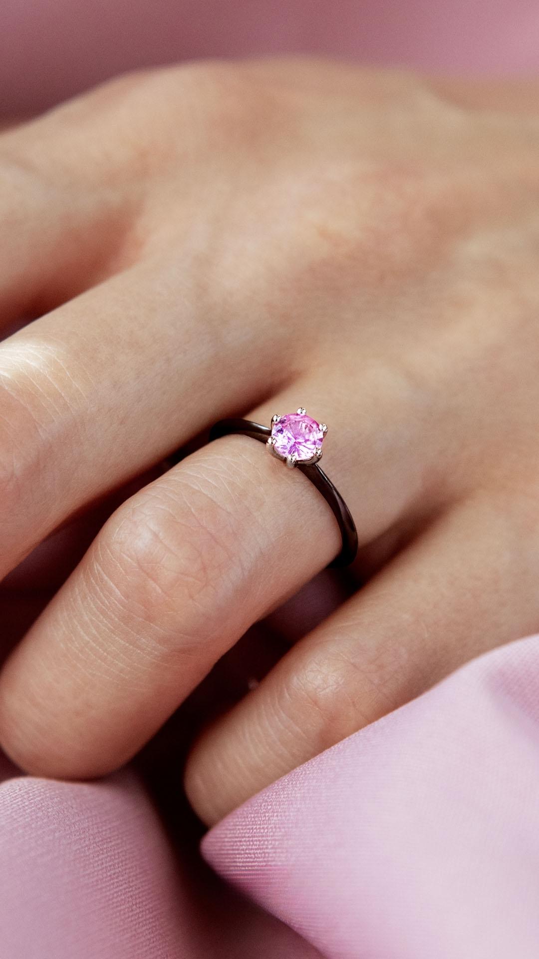 Pierscionek zareczynowy z diament laboratoryjny rozowy 050 ct z czarne zloto love na palcu