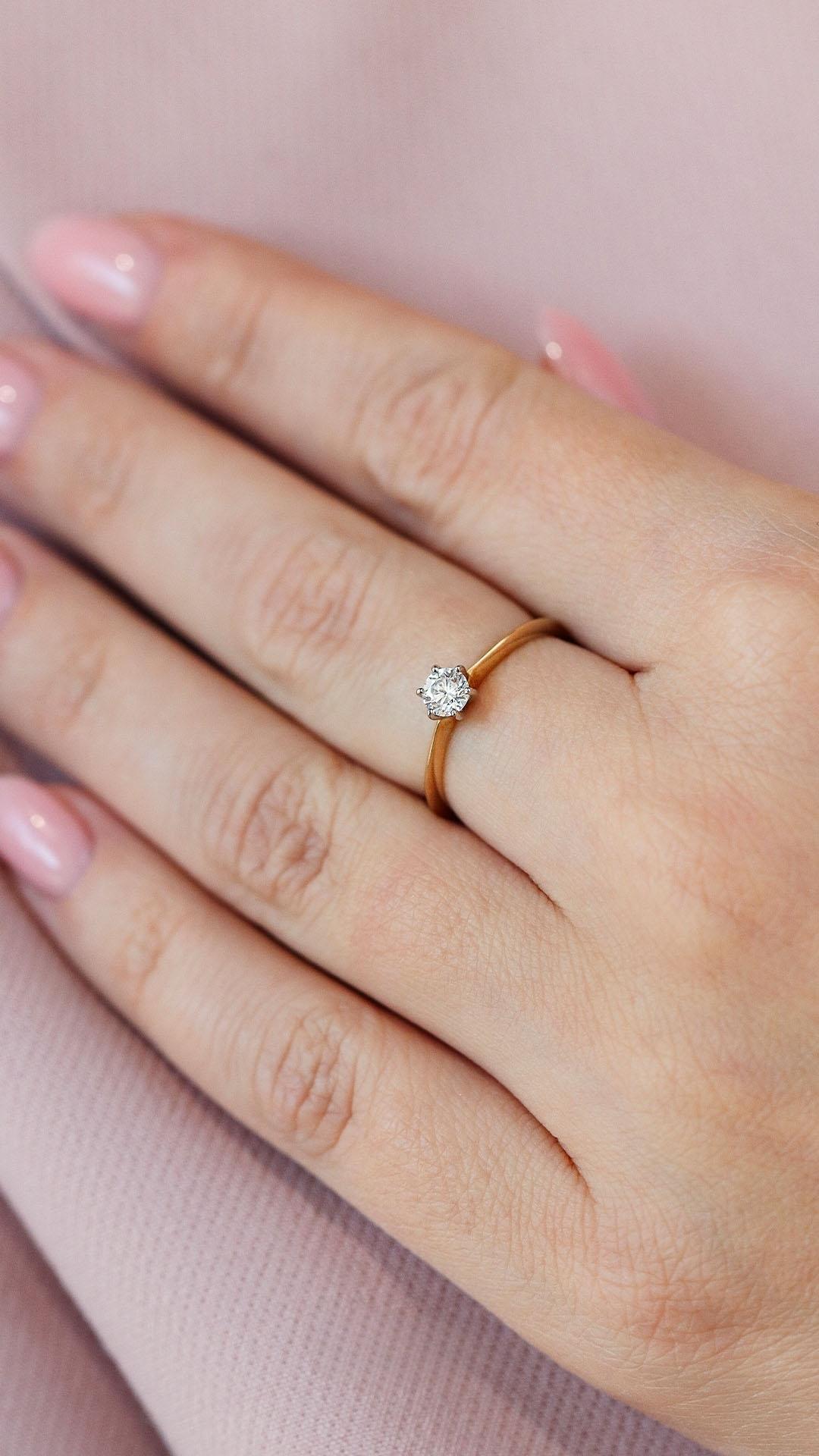 Pierscionek zareczynowy z diamentem laboratoryjnym 025 CT z zoltego zlota my love na palcu 04
