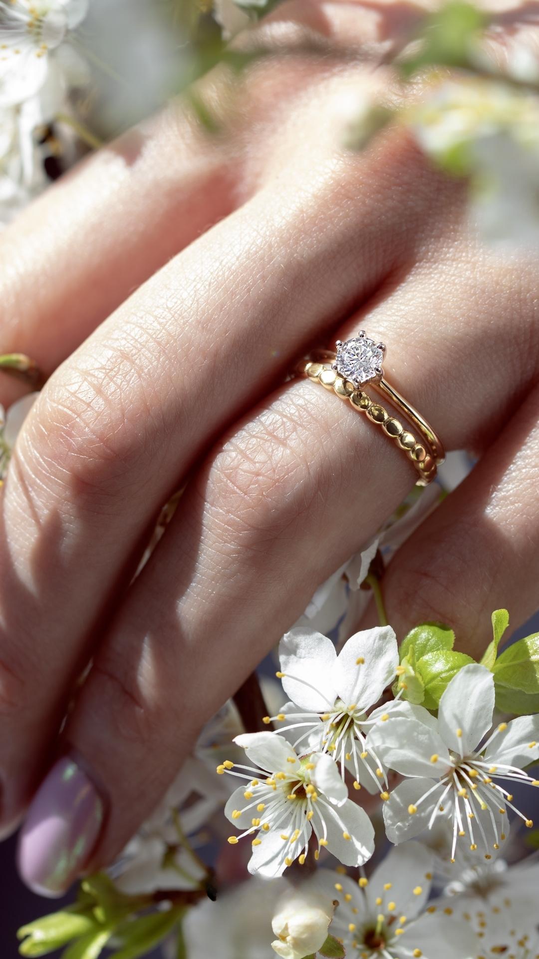 Pierscionek zareczynowy z szafir bialy 050 ct z zolte zloto love na palcu 03