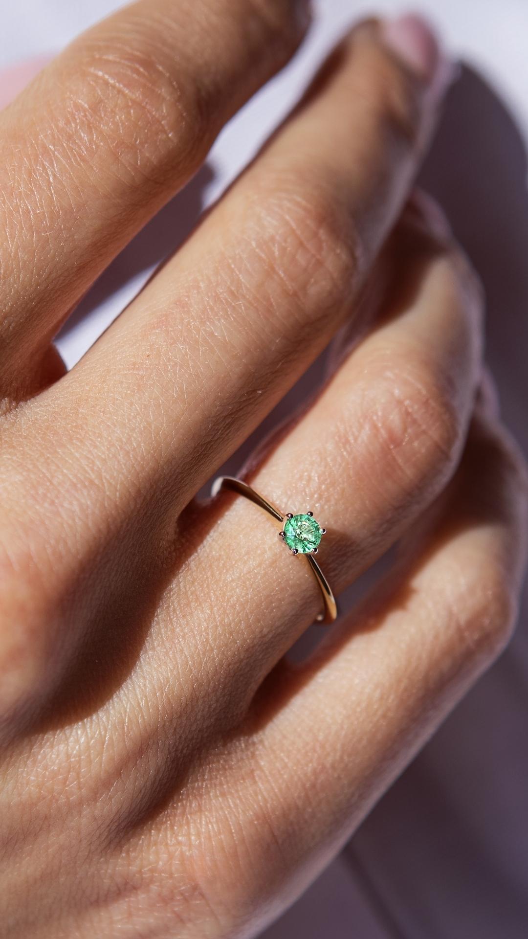 Pierscionek zareczynowy z szmaragd 050 ct z zolte zloto love na palcu