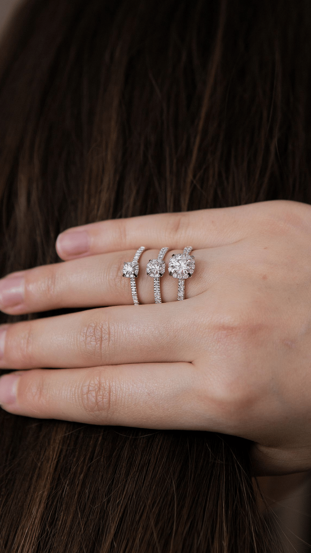 Pierscionek zareczynowy z diament 047 ct z zolte zloto princess na palcu 07