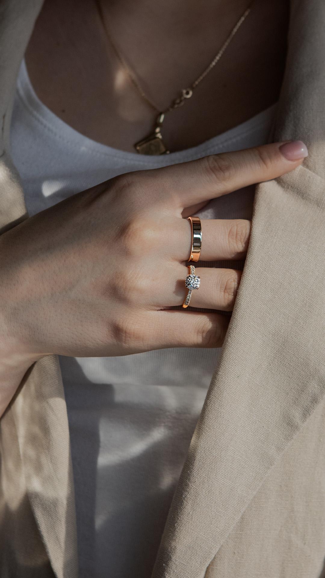 Pierscionek zareczynowy z diament 047 ct z zolte zloto princess na palcu 08