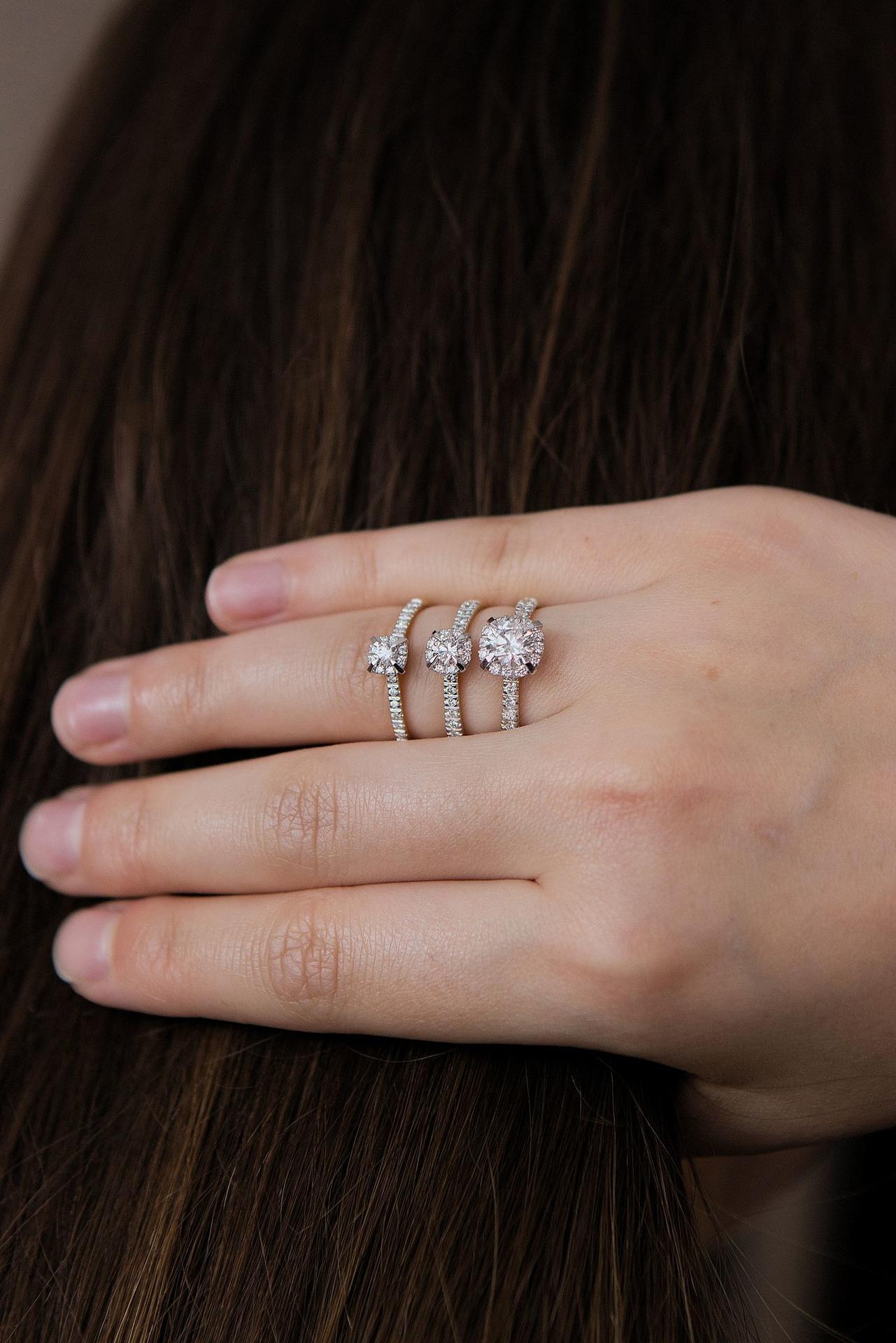 Pierscionek zareczynowy z diament laboratoryjny 118 ct z zolte zloto princess na palcu 5