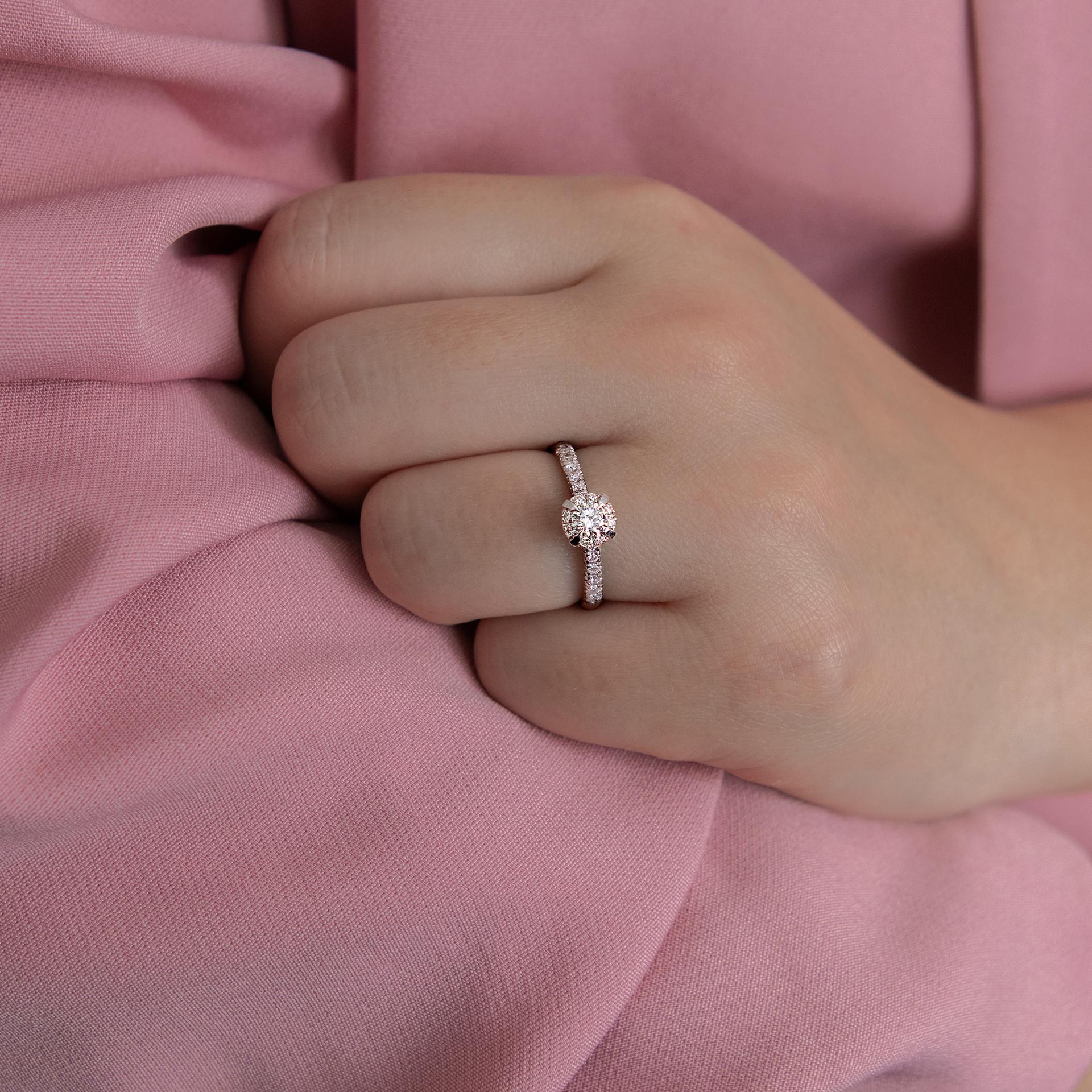 Pierscionek zareczynowy z diamentem 0 26 CT z czarnego zlota my princess na palcu 05
