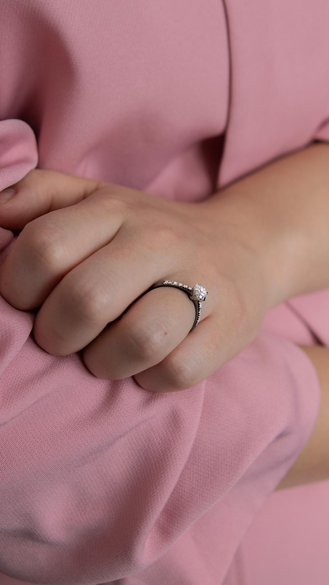 Pierscionek zareczynowy z diamentem 0 47 CT z zoltego zlota my princess na palcu 04