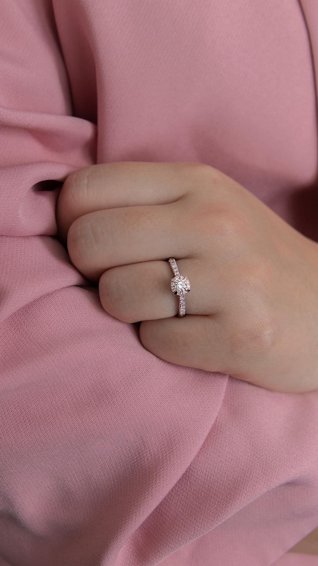 Pierscionek zareczynowy z diamentem 0 47 CT z zoltego zlota my princess na palcu 05