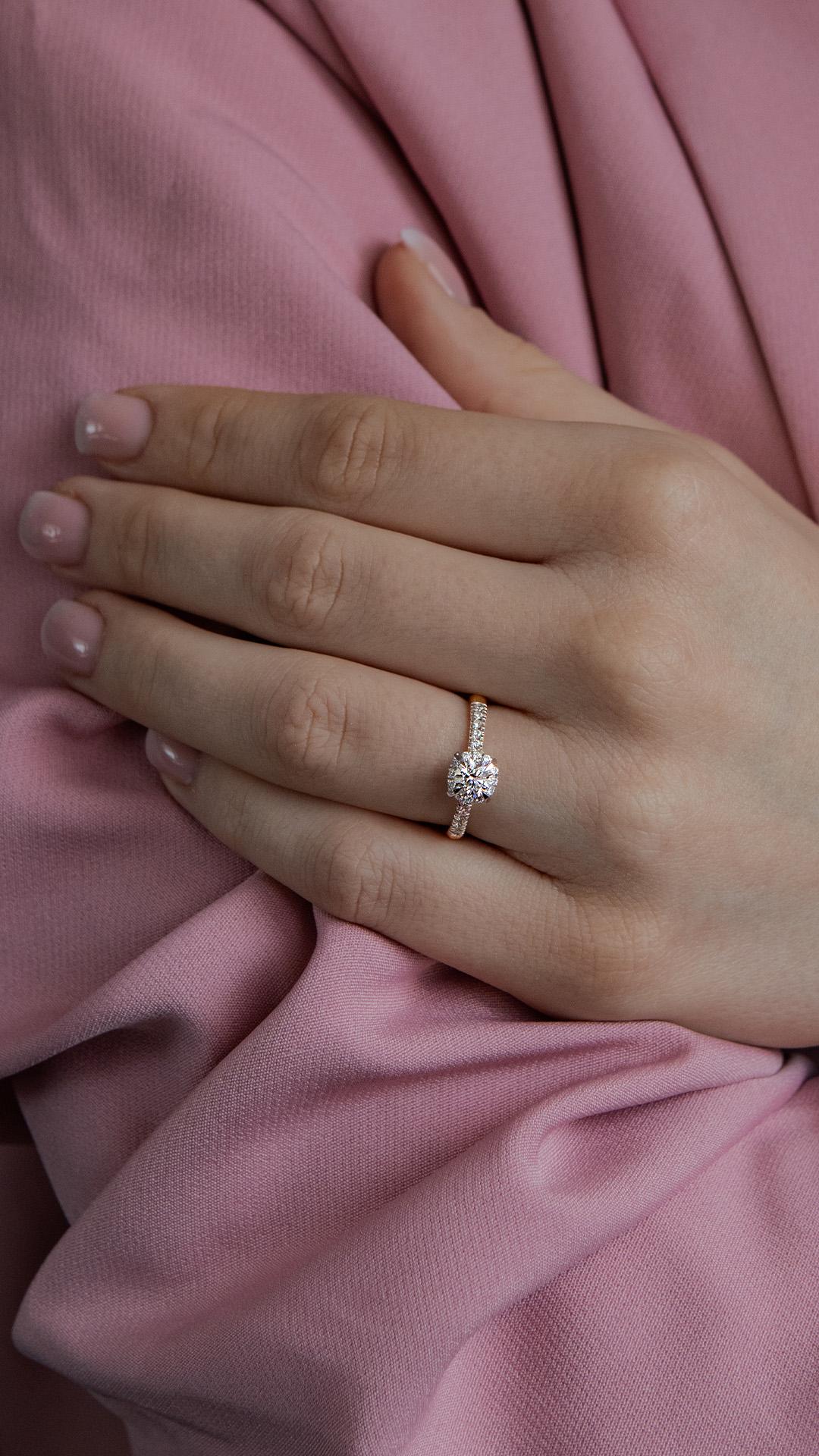 Pierscionek zareczynowy z diamentem 0 76 CT z zoltego zlota my princess na palcu 04