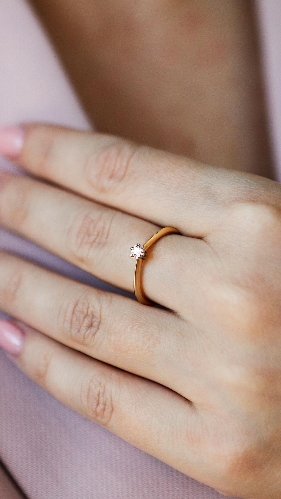 Pierscionek zareczynowy z diament 010 ct z zolte zloto love na palcu 02