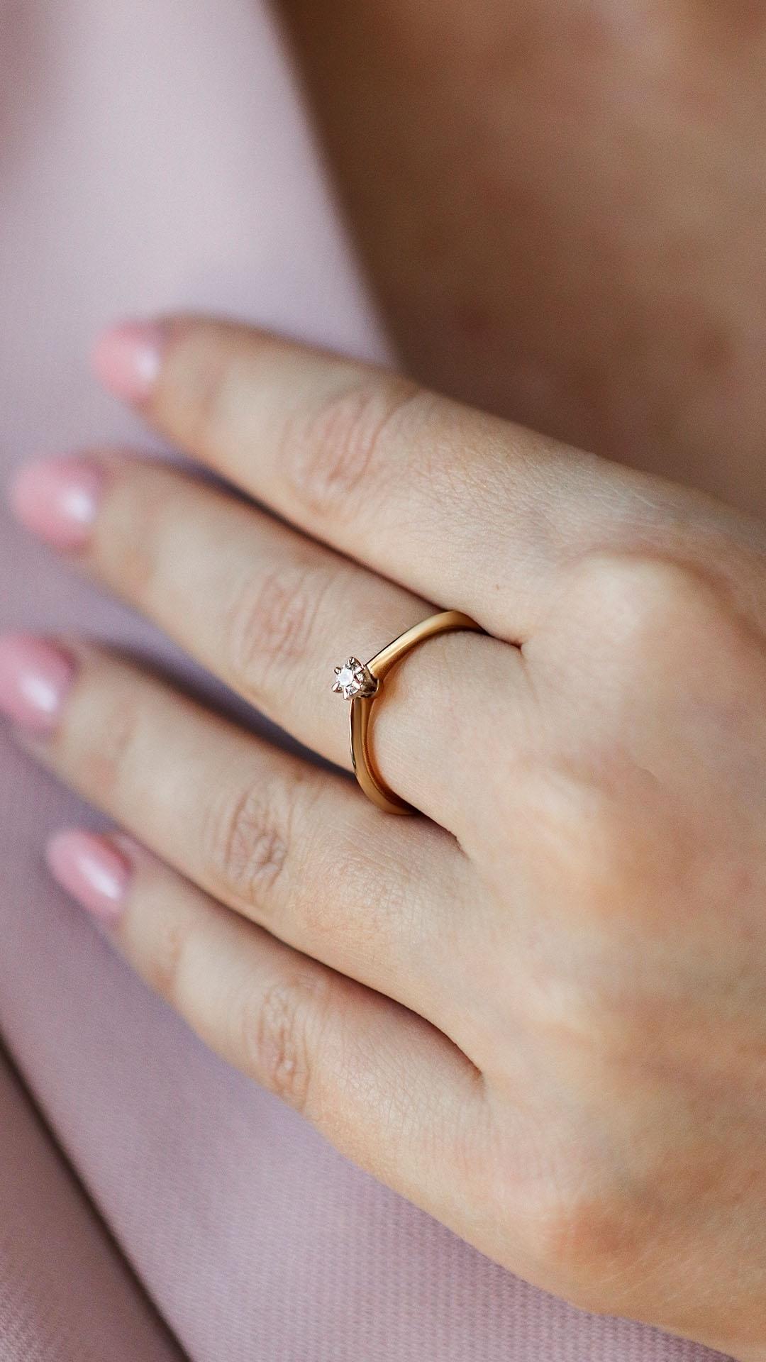 Pierscionek zareczynowy z diament 010 ct z zolte zloto love na palcu 03