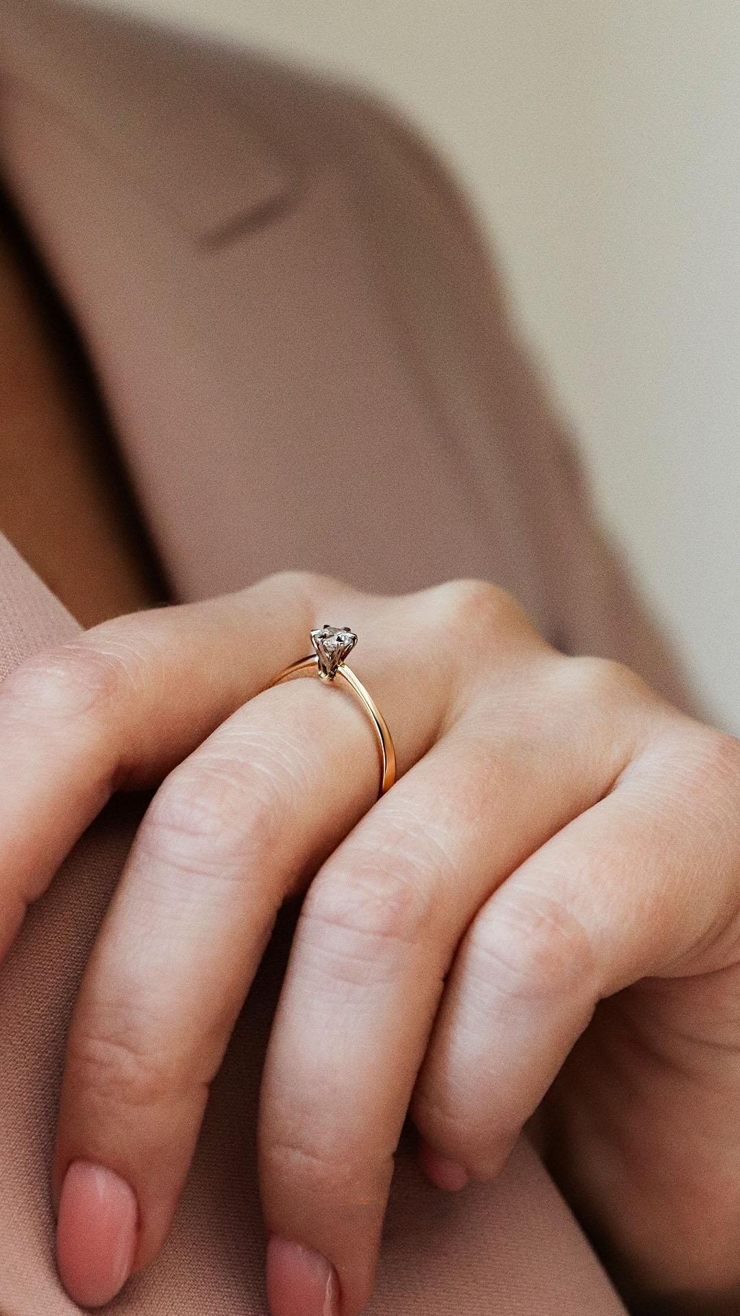 Pierscionek zareczynowy z diament 025 ct z zolte zloto love na palcu 02