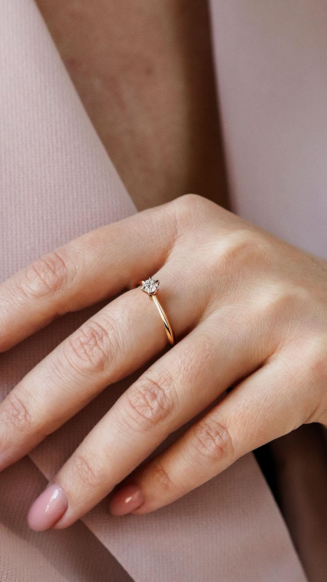 Pierscionek zareczynowy z diament 025 ct z zolte zloto love na palcu 03