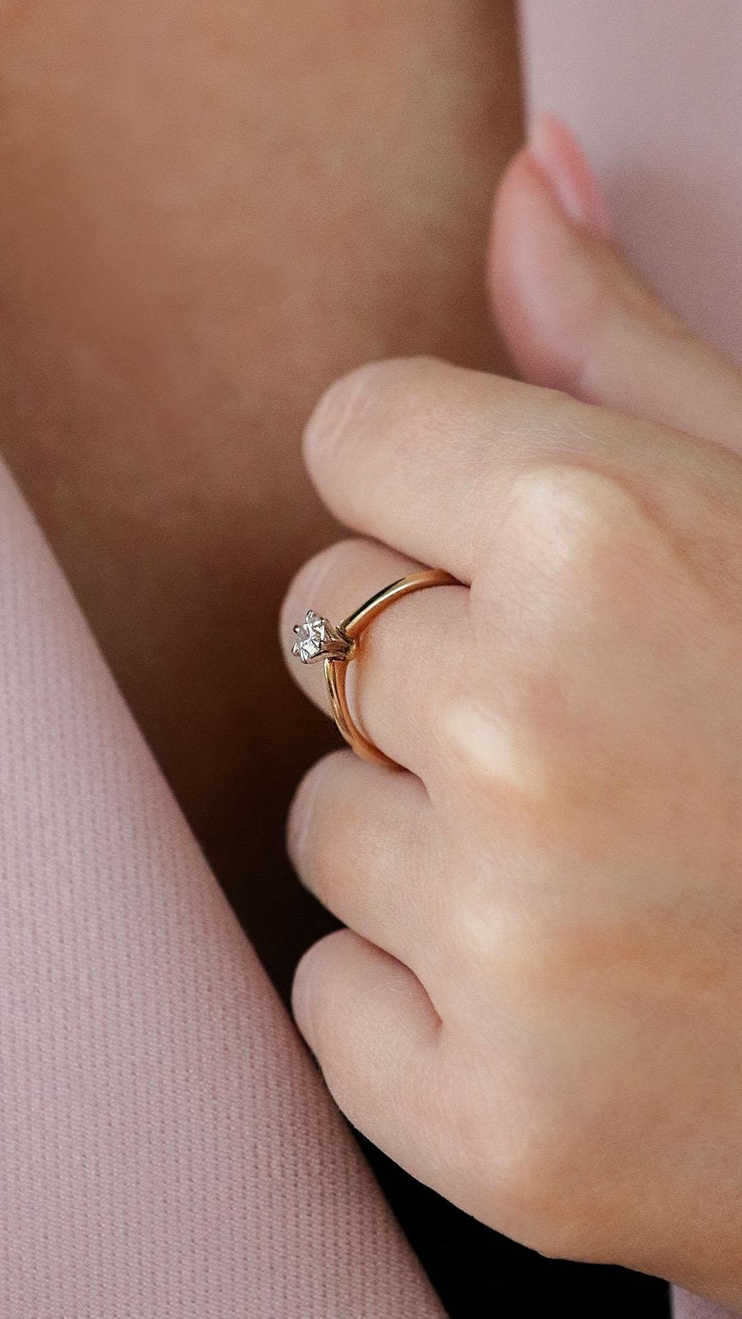 Pierscionek zareczynowy z diament 030 ct z zolte zloto love na palcu 03