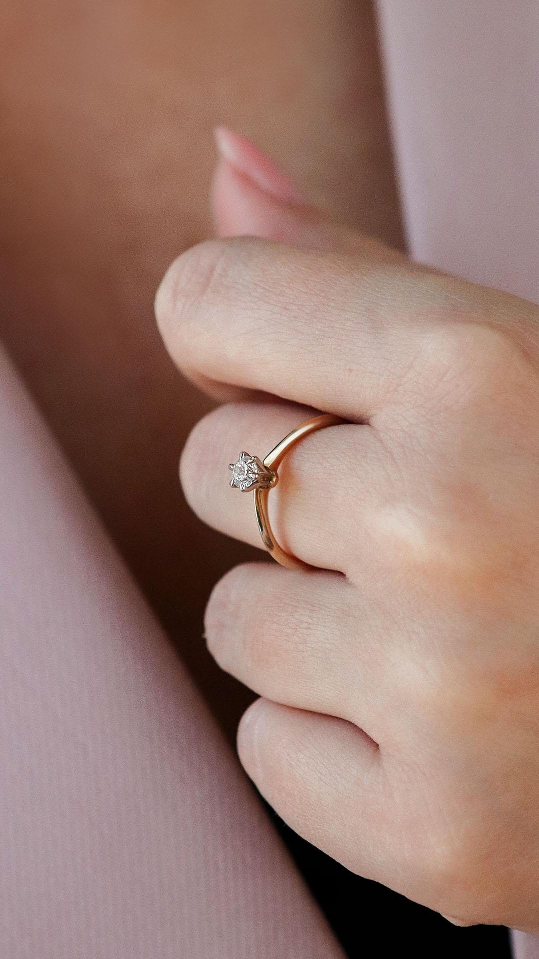 Pierscionek zareczynowy z diament 030 ct z zolte zloto love na palcu 04