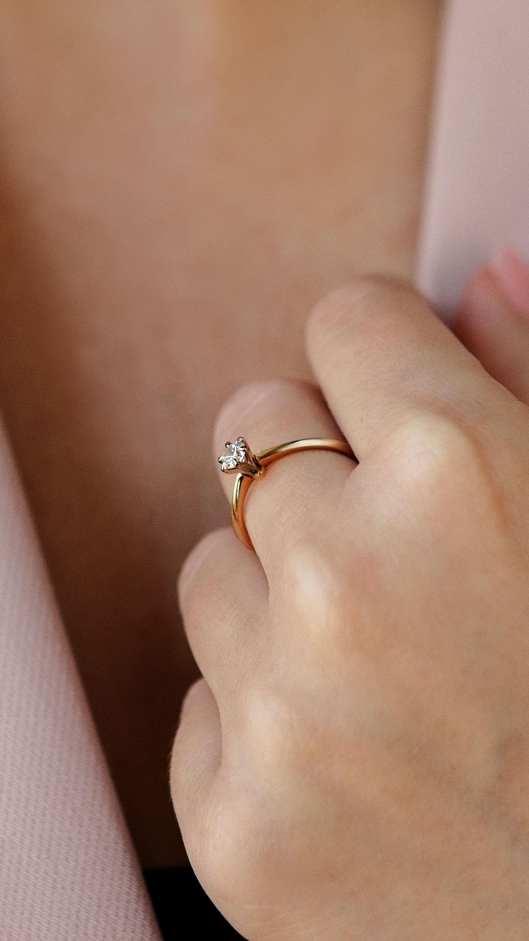 Pierscionek zareczynowy z diament 030 ct z zolte zloto love na palcu01