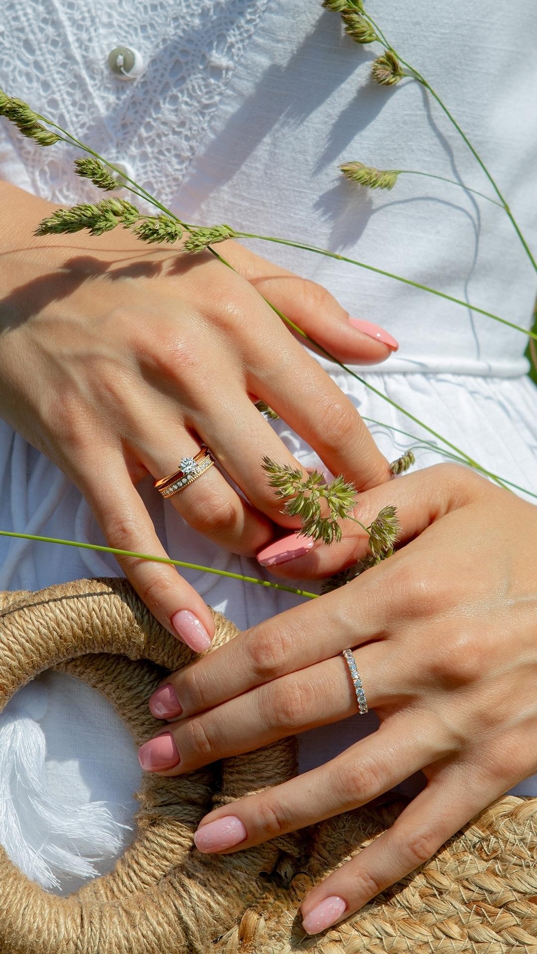 Pierscionek zareczynowy z diament 050 ct z zolte zloto queen na palcu 02