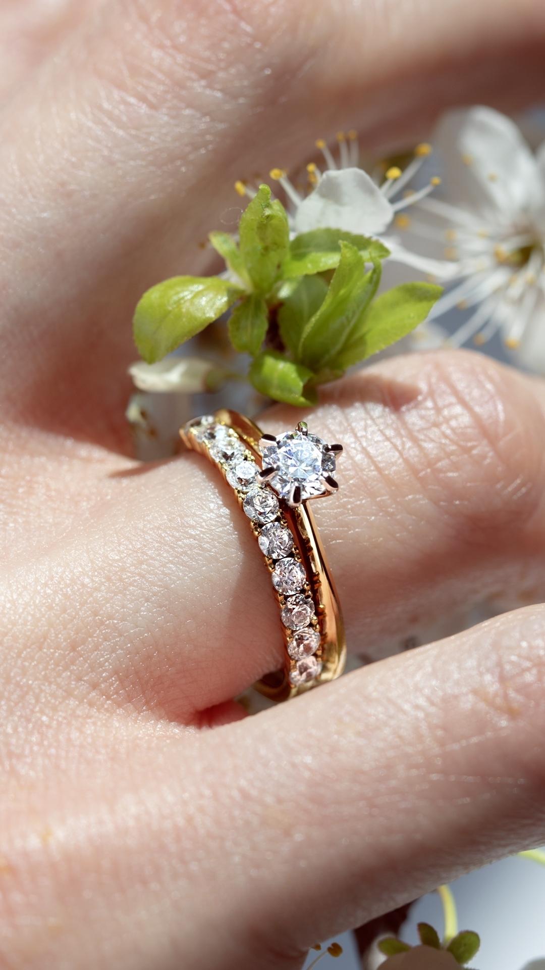 Pierscionek zareczynowy z diament 050 ct z zolte zloto queen na palcu 05