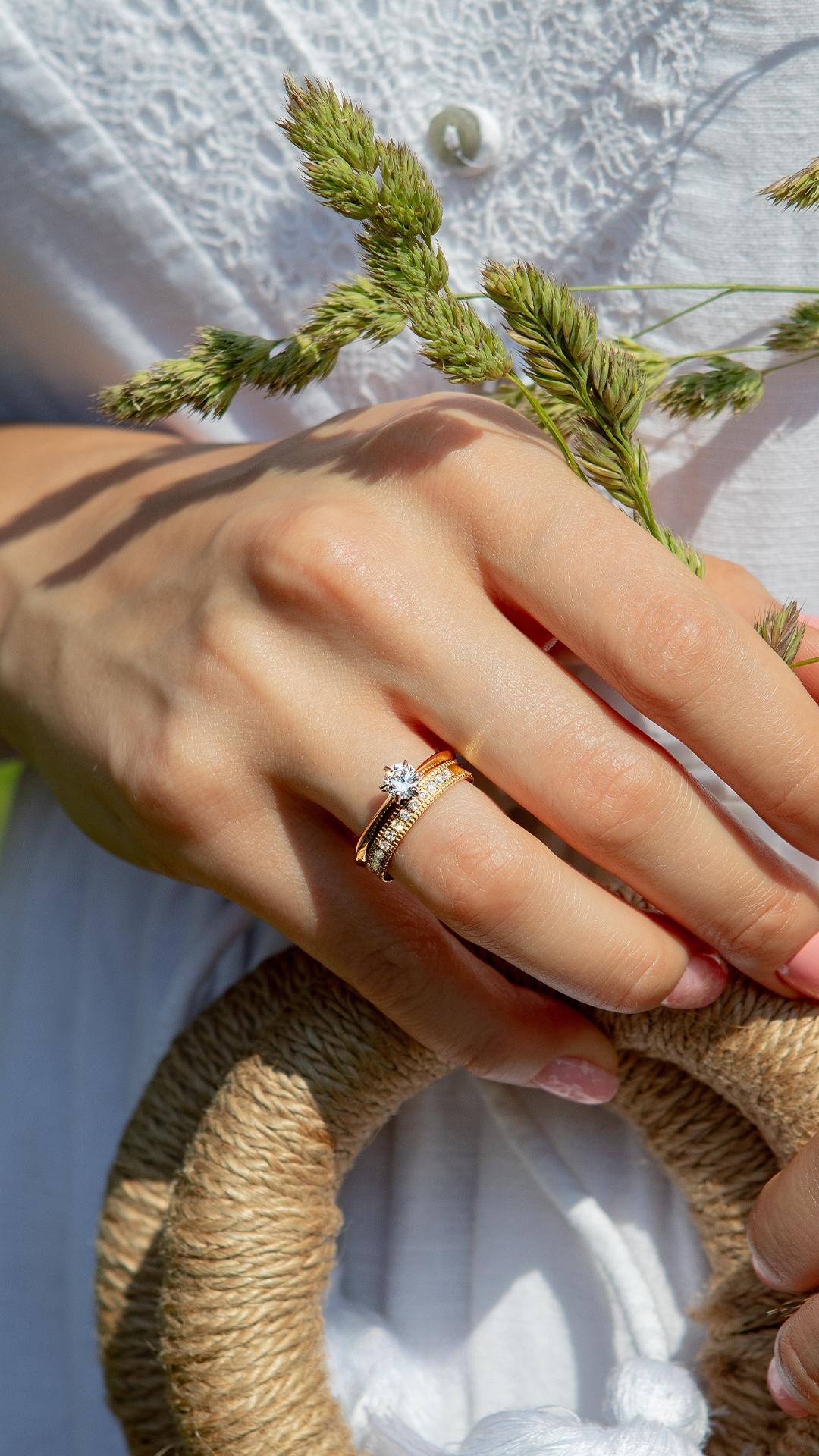 Pierscionek zareczynowy z diament 050 ct z zolte zloto queen na palcu 06