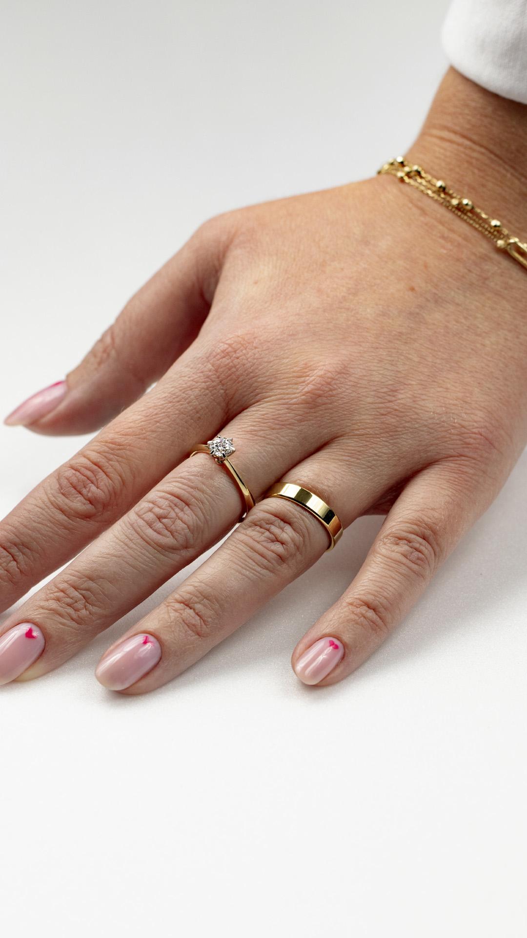 Pierscionek zareczynowy z diament 050 ct z zolte zloto queen na palcu 08