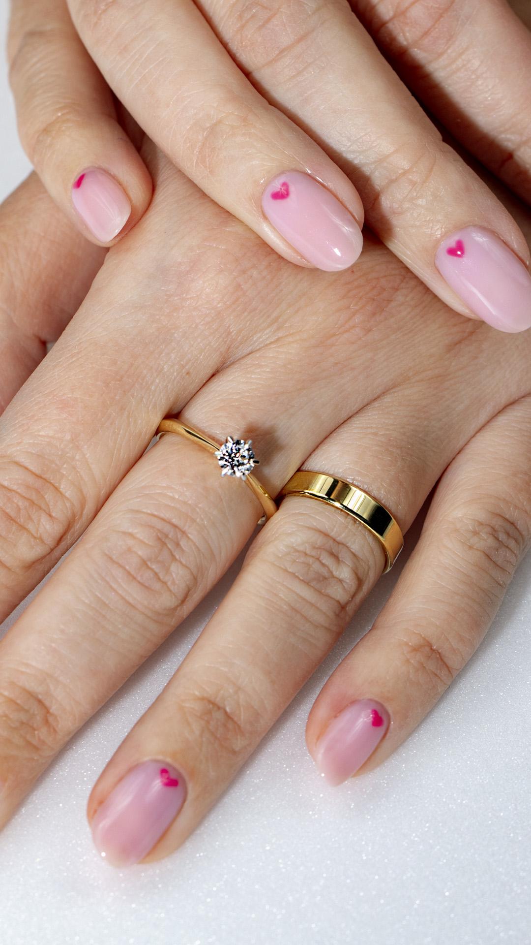 Pierscionek zareczynowy z diament 050 ct z zolte zloto queen na palcu 09