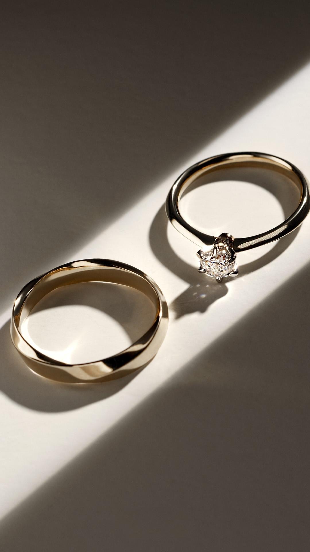 Pierscionek zareczynowy z diament 050 ct z zolte zloto queen na palcu 10