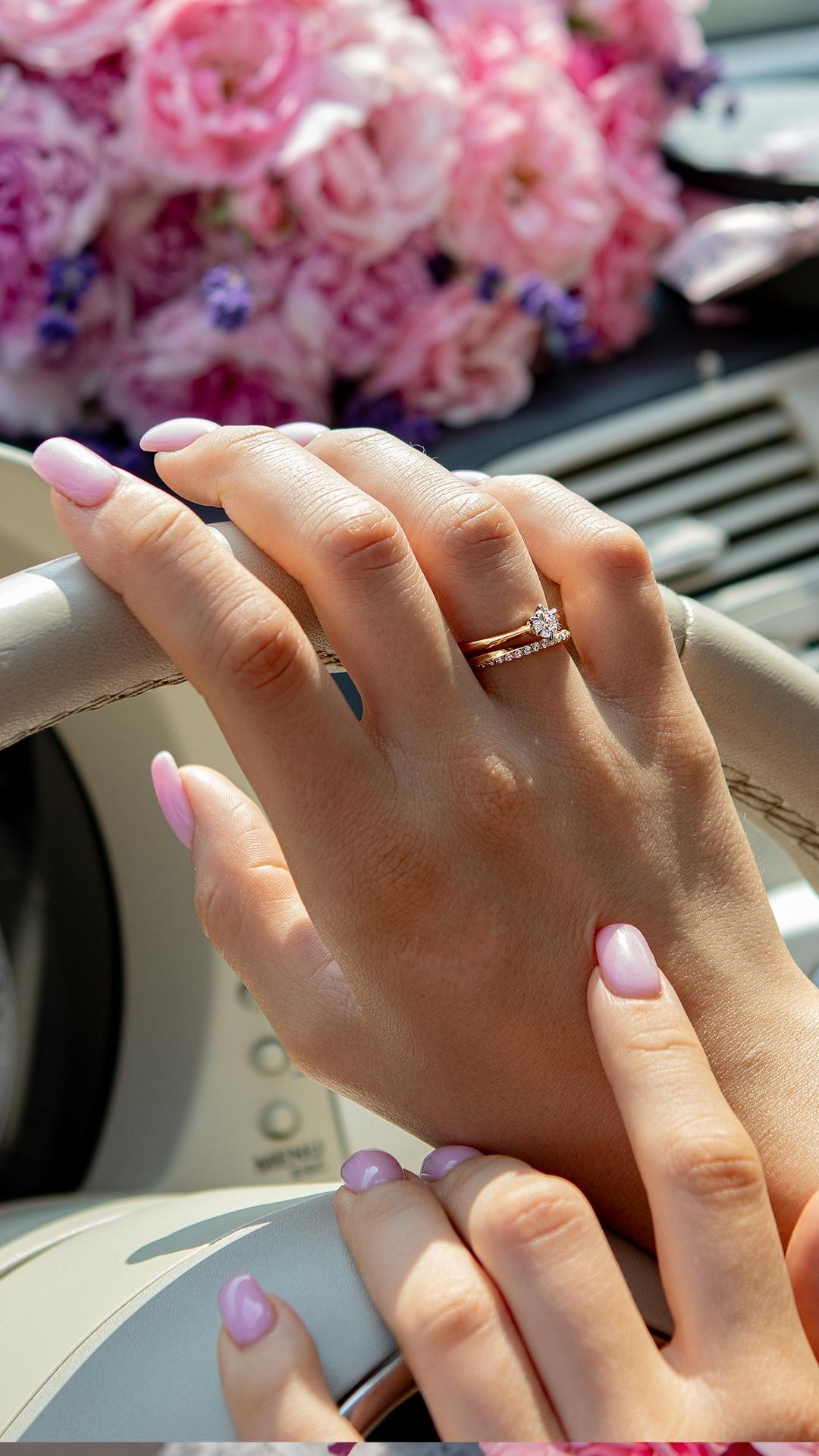 Pierscionek zareczynowy z diament 050 ct z zolte zloto queen na palcu 11