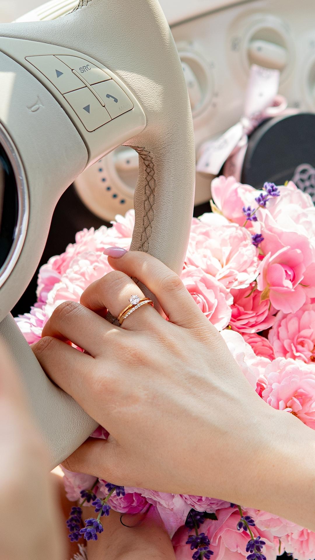 Pierscionek zareczynowy z diament 050 ct z zolte zloto queen na palcu 14