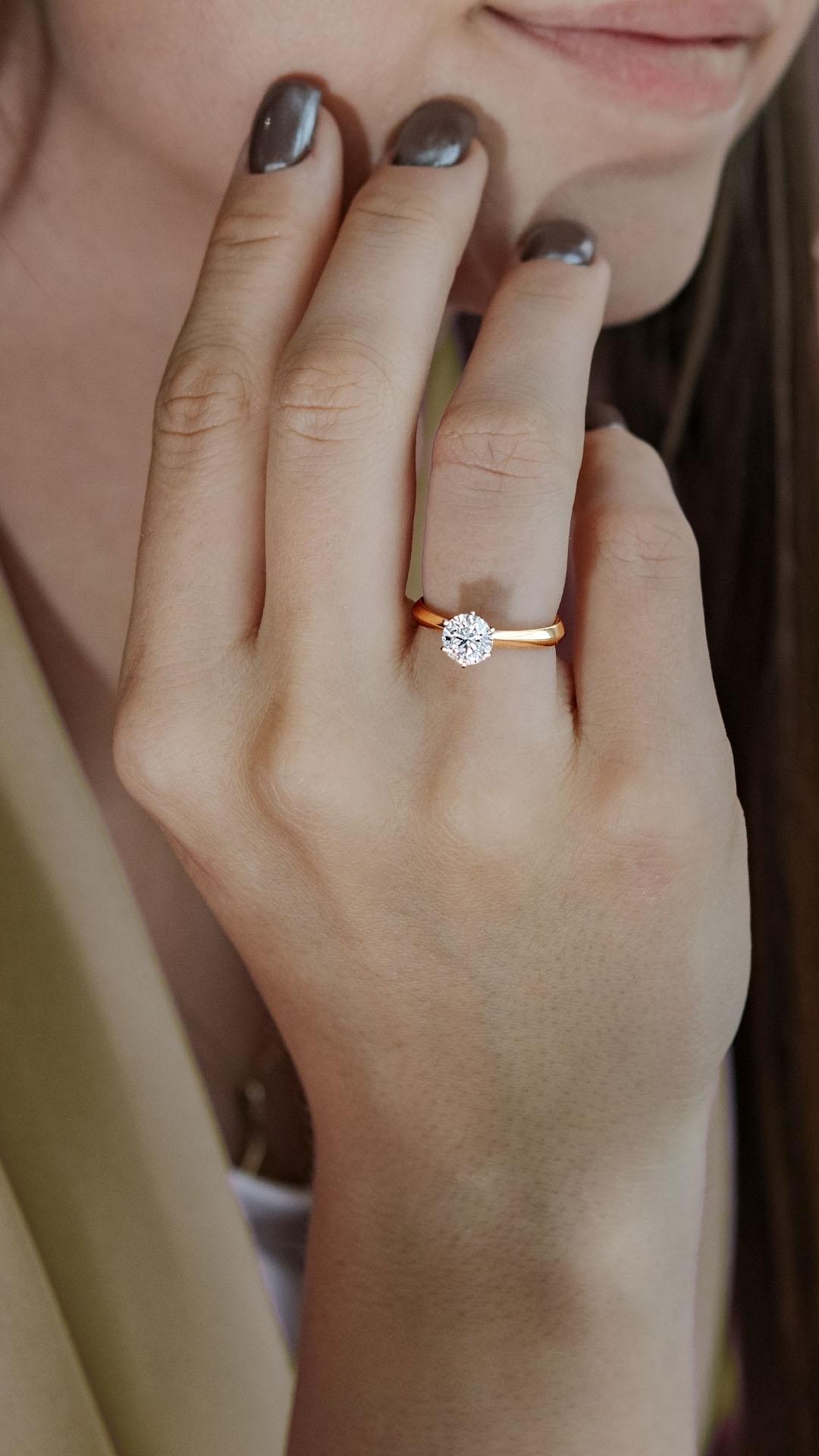 Pierscionek zareczynowy z diament 080 ct z zolte zloto queen na palcu