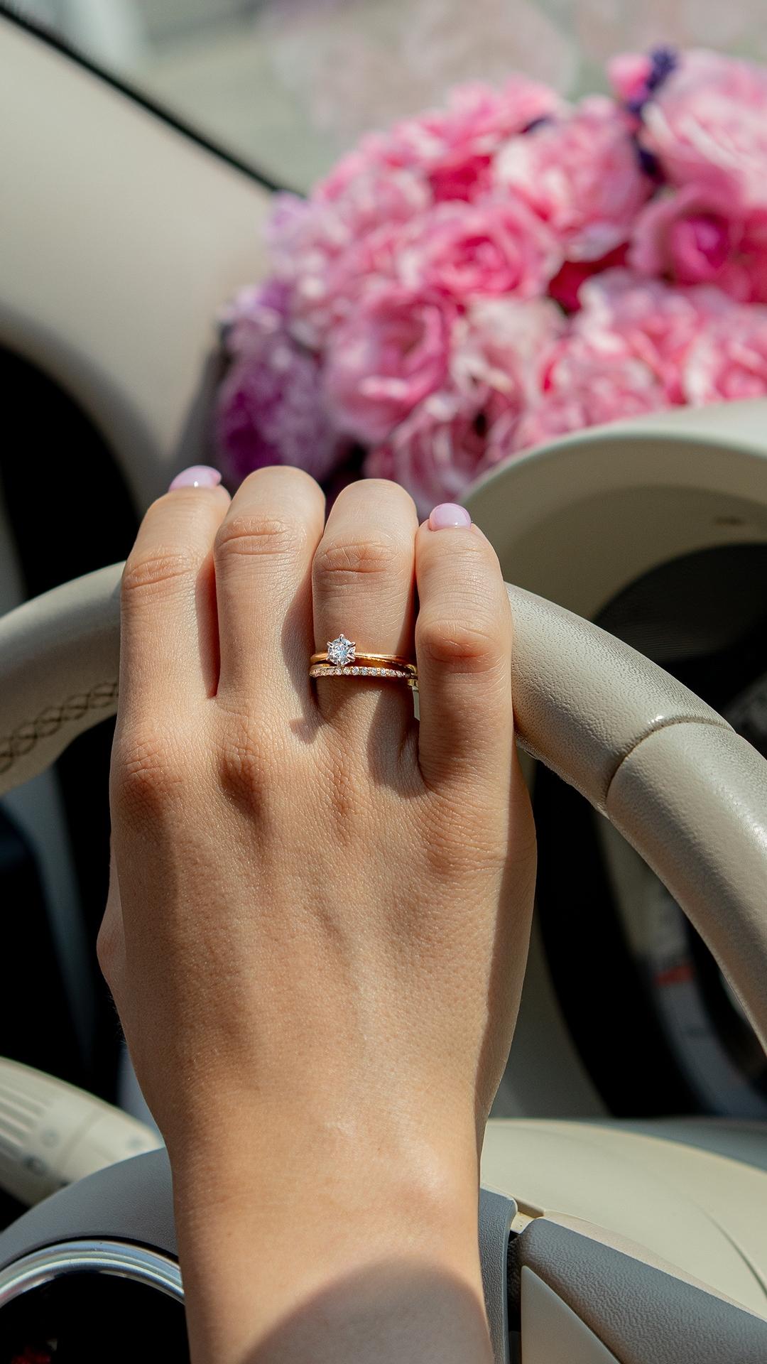 Pierscionek zareczynowy z szafir bialy 050 ct z zolte zloto queen na palcu 03