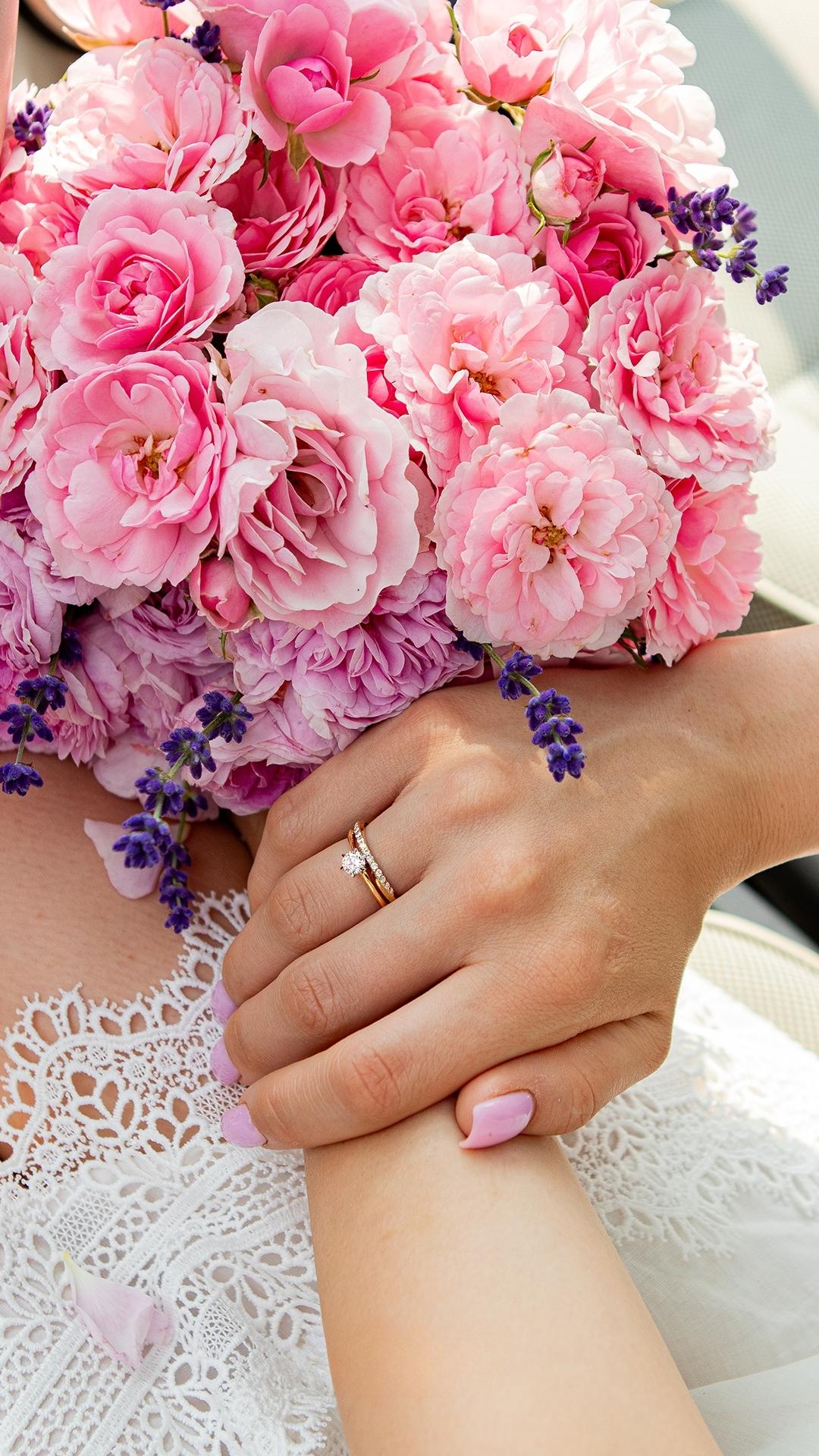 Pierscionek zareczynowy z szafir bialy 050 ct z zolte zloto queen na palcu