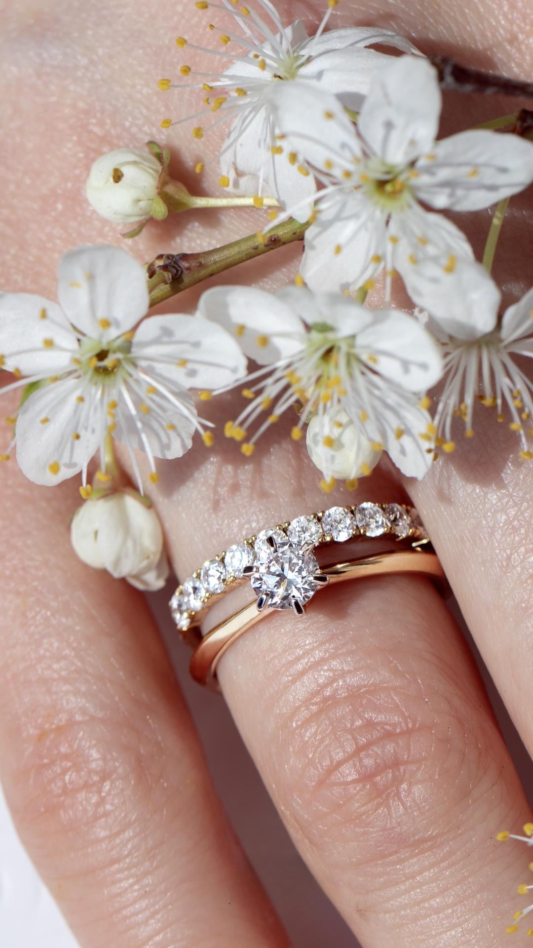 Pierscionek zareczynowy z szafir bialy 080 ct z zolte zloto queen na palcu 02