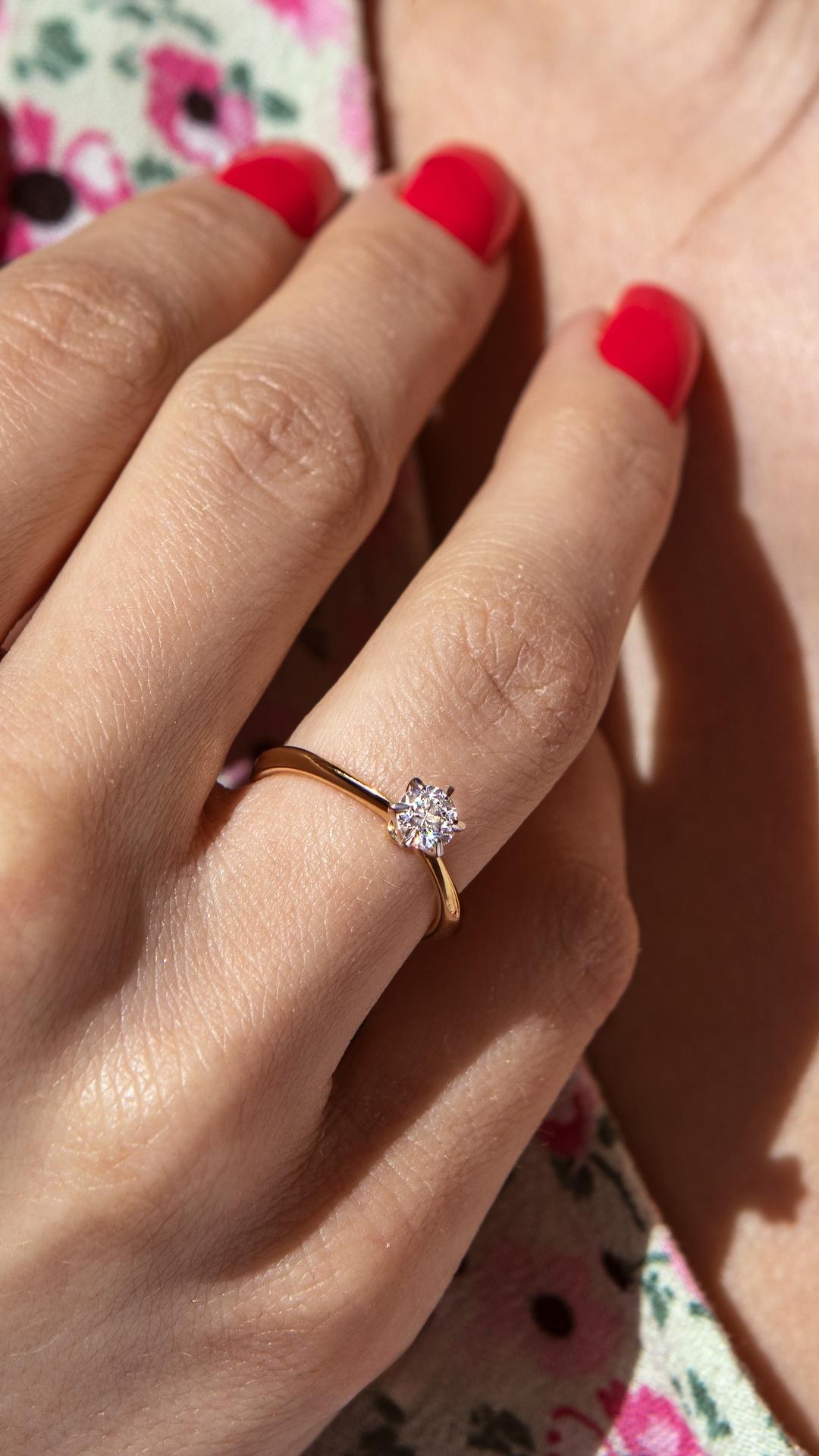 Pierscionek zareczynowy z szafir bialy 080 ct z zolte zloto queen na palcu 03