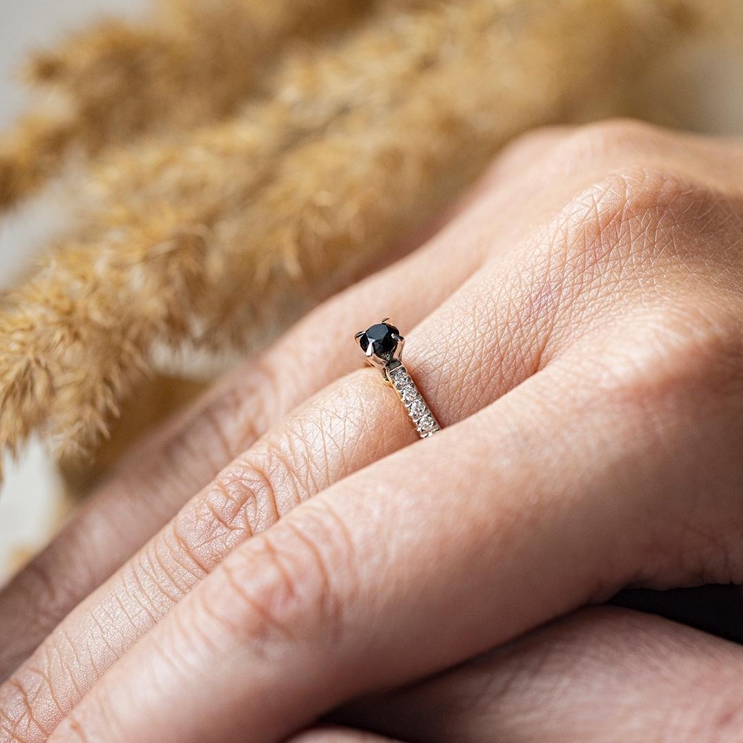 Pierscionek zareczynowy z czarny diament 024 ct z zolte zloto sunshine na palcu 02