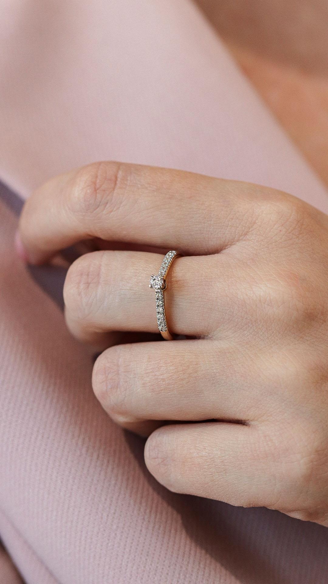 Pierscionek zareczynowy z diament 024 ct z zolte zloto sunshine na palcu 02