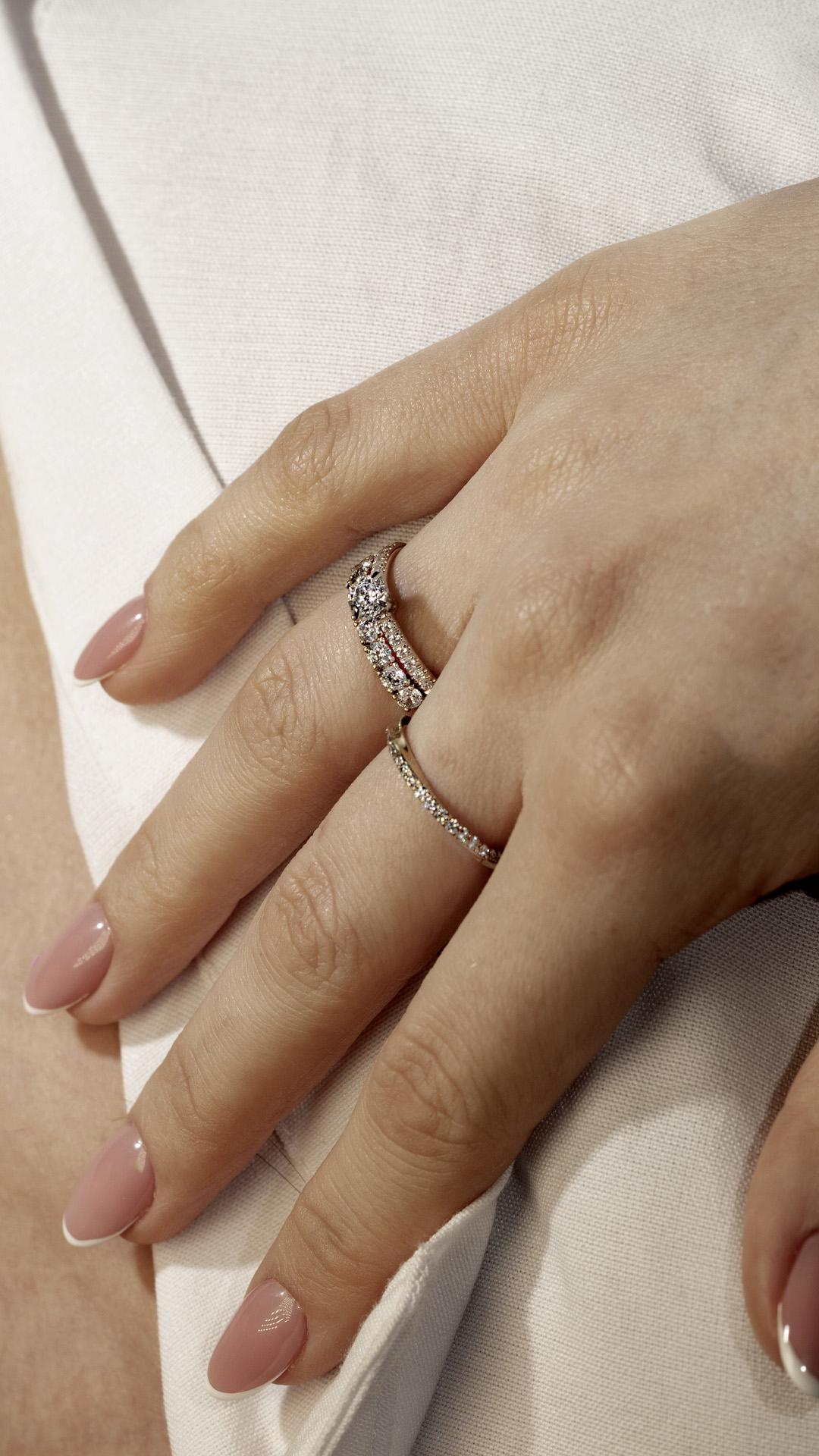 Pierscionek zareczynowy z diament 024 ct z zolte zloto sunshine na palcu