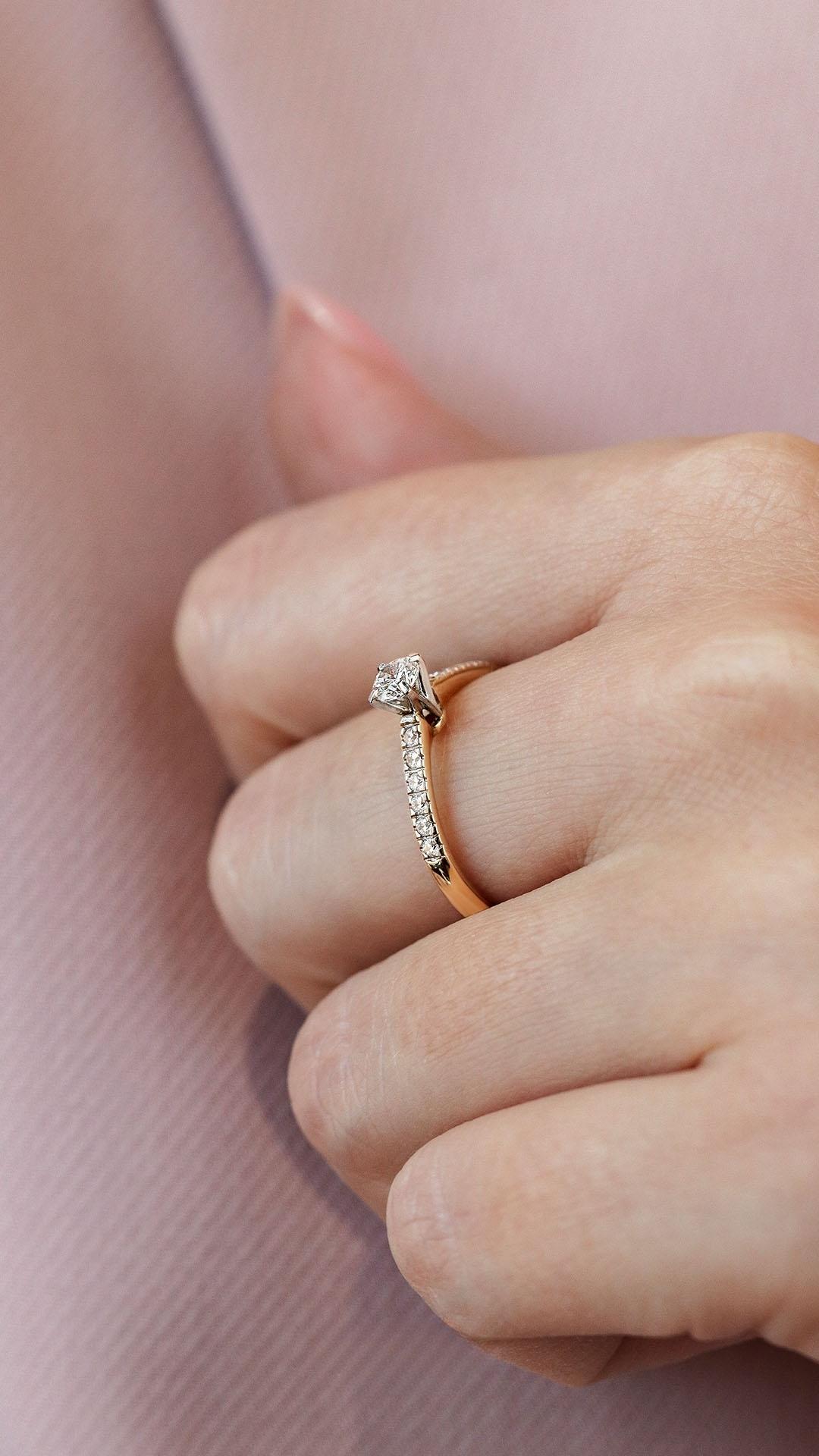 Pierscionek zareczynowy z diament 039 ct z zolte zloto sunshine na palcu 02