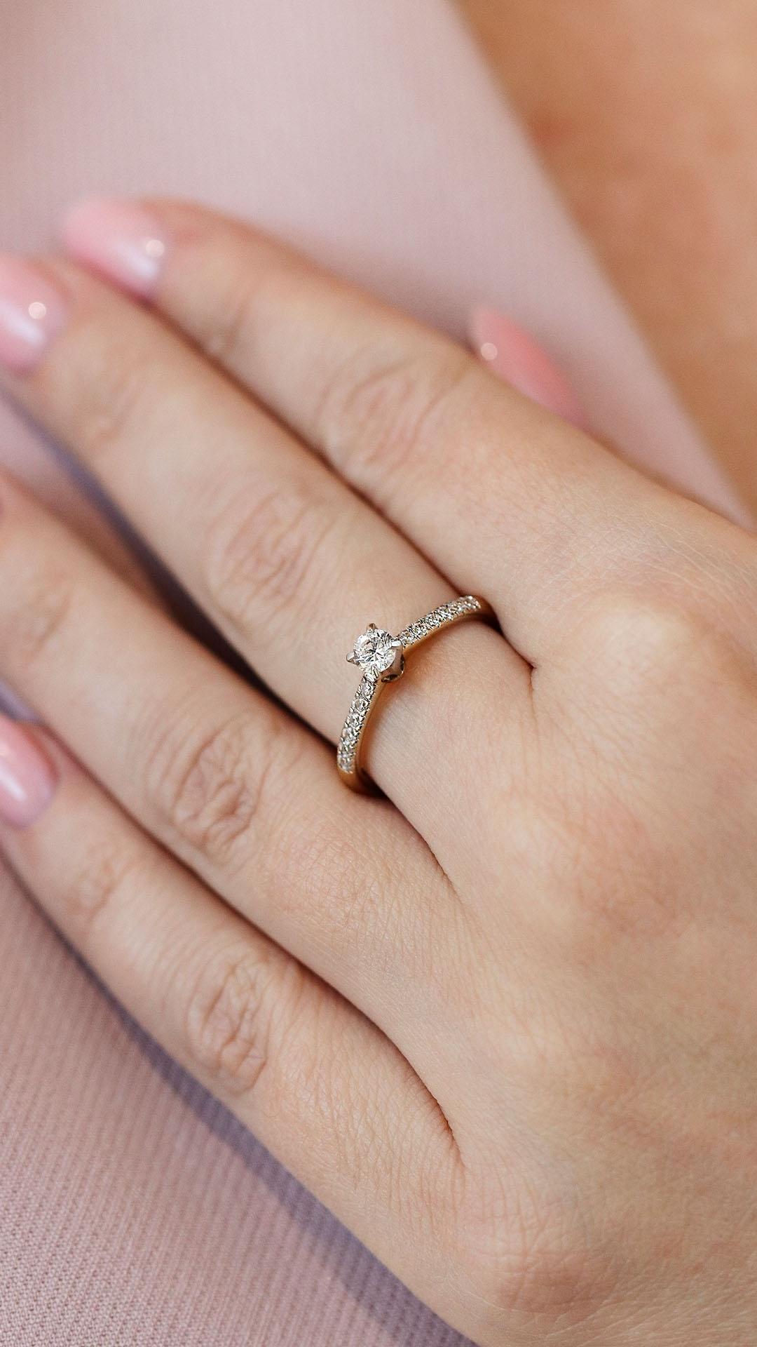 Pierscionek zareczynowy z diament 039 ct z zolte zloto sunshine na palcu 03