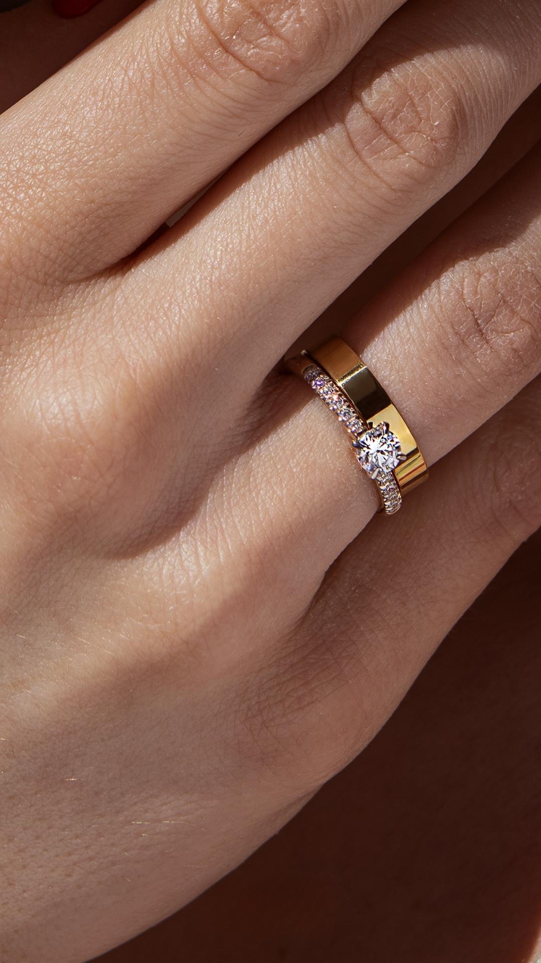 Pierscionek zareczynowy z diament 044 ct z zolte zloto sunshine na palcu 05