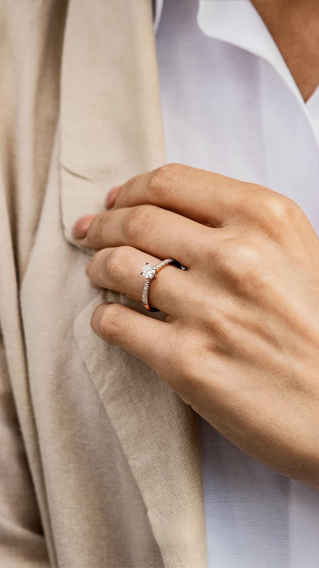 Pierscionek zareczynowy z diament 044 ct z zolte zloto sunshine na palcu 06